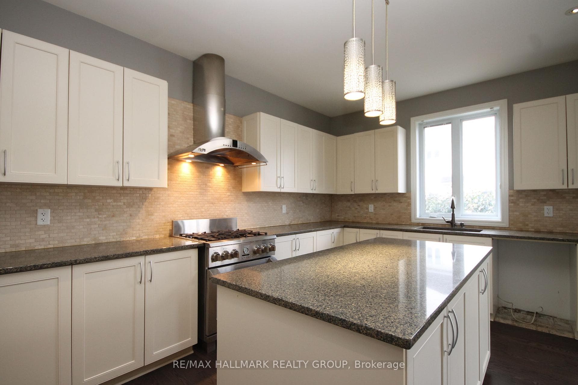 322 FAIRLAKES Way photo 9