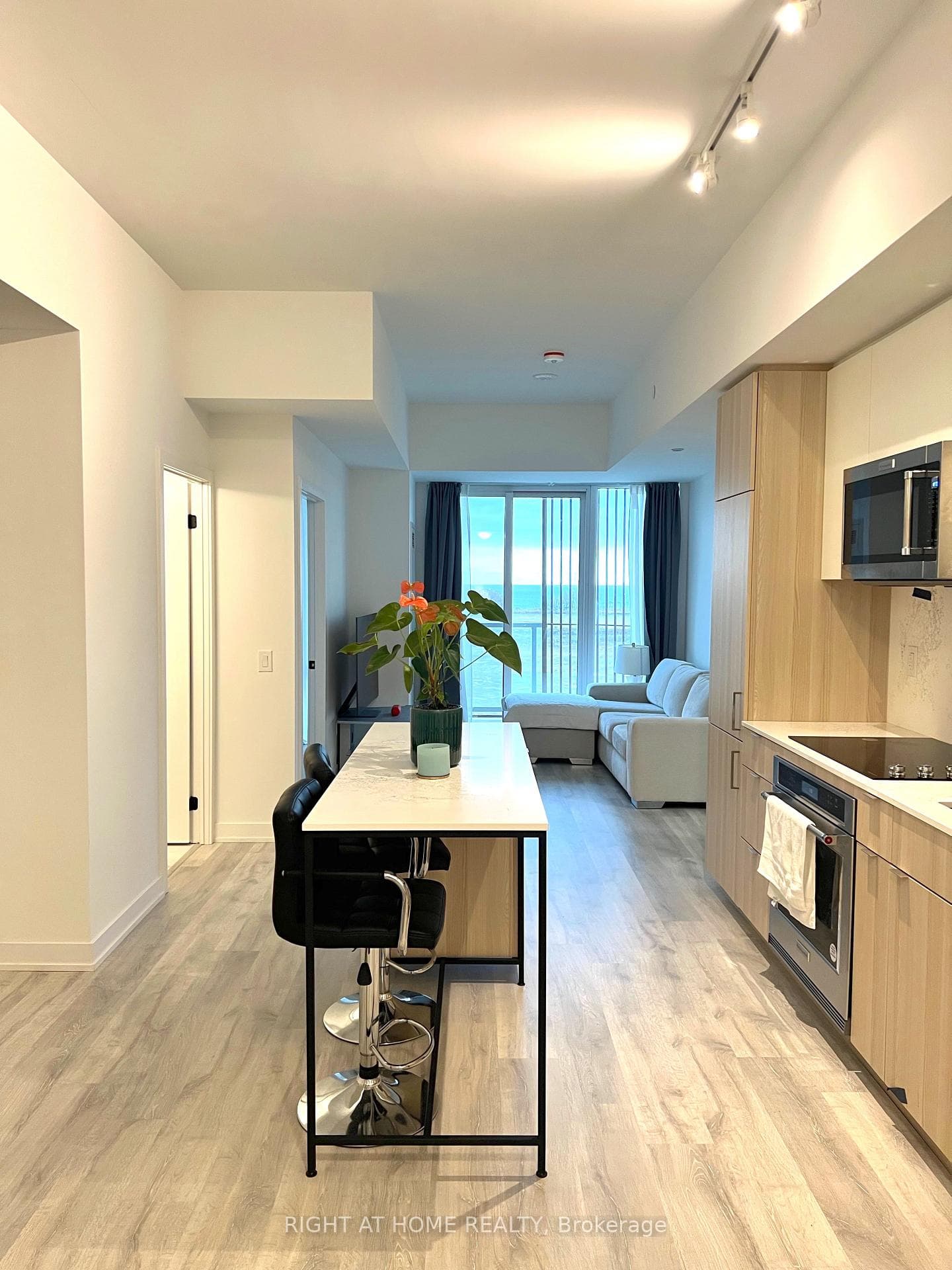 Kitchen & Living