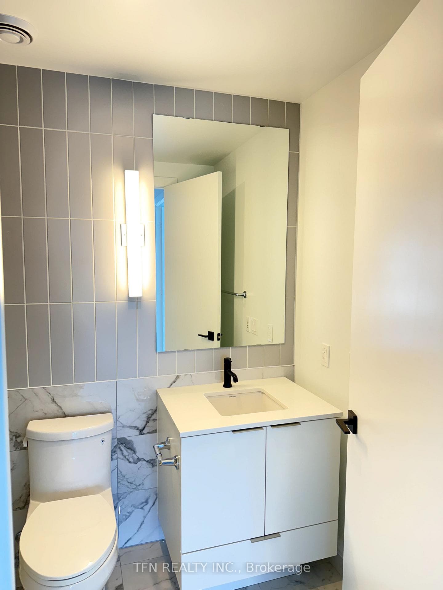 327 King Street Unit 3707 photo 18