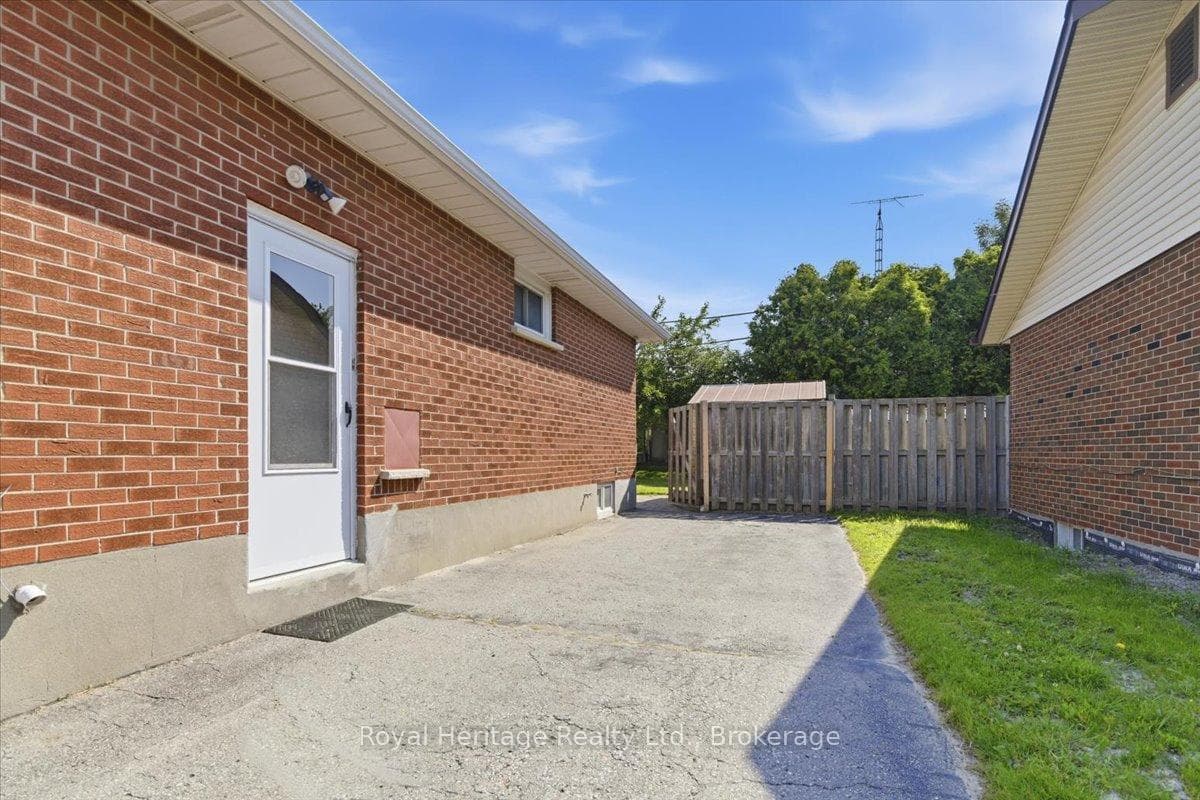 413 Elizabeth Street photo 35
