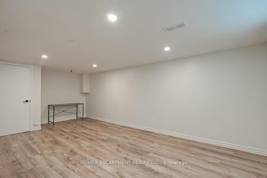 7 Garside Avenue Unit Lower photo 6