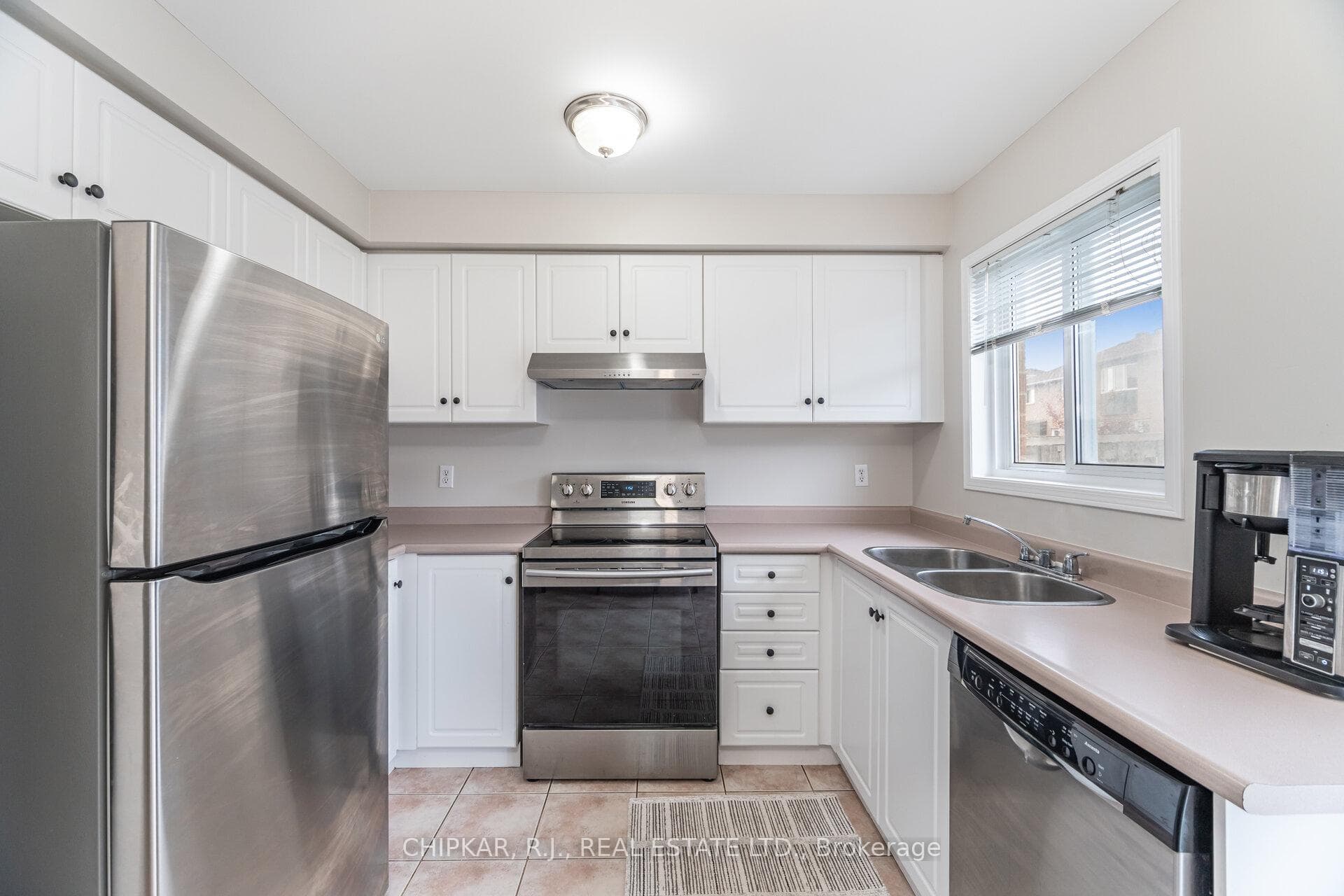 1280 Foxglove Place photo 11
