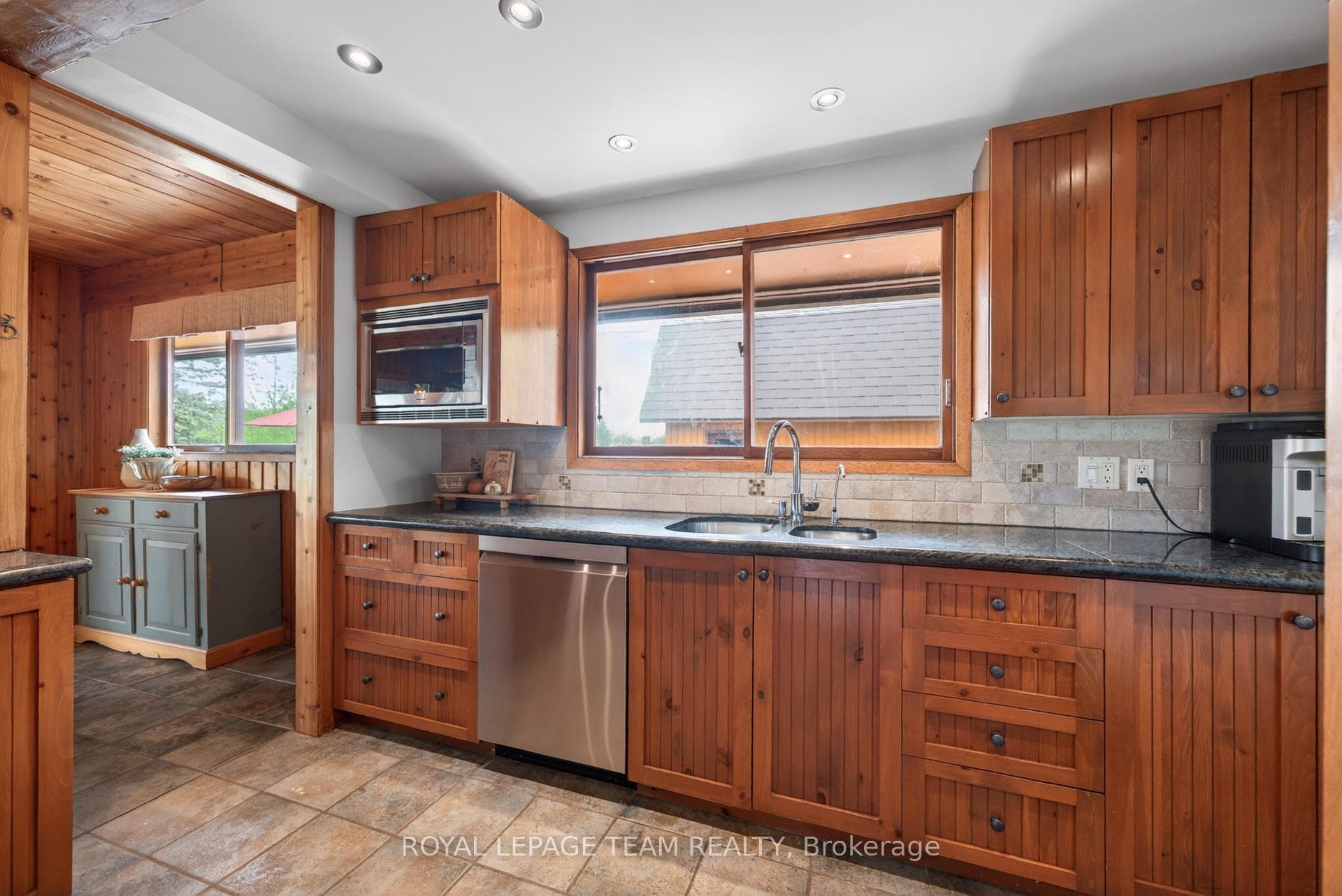 6721 Rideau Street photo 12