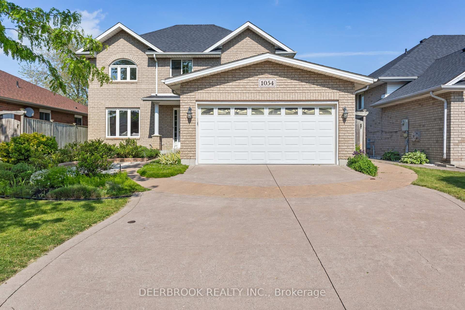 1054 TREVERTON Crescent photo 4