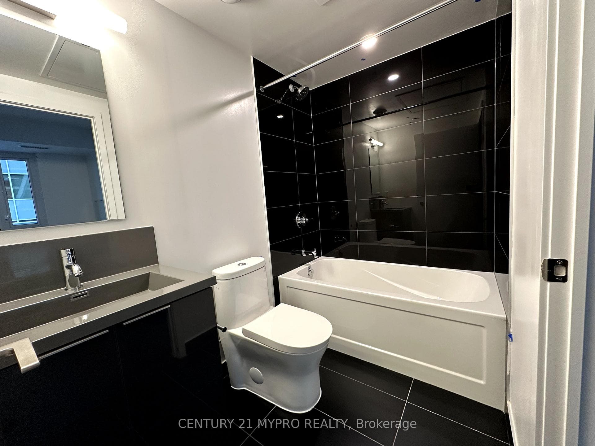 230 Simcoe Street Unit 2213 photo 3