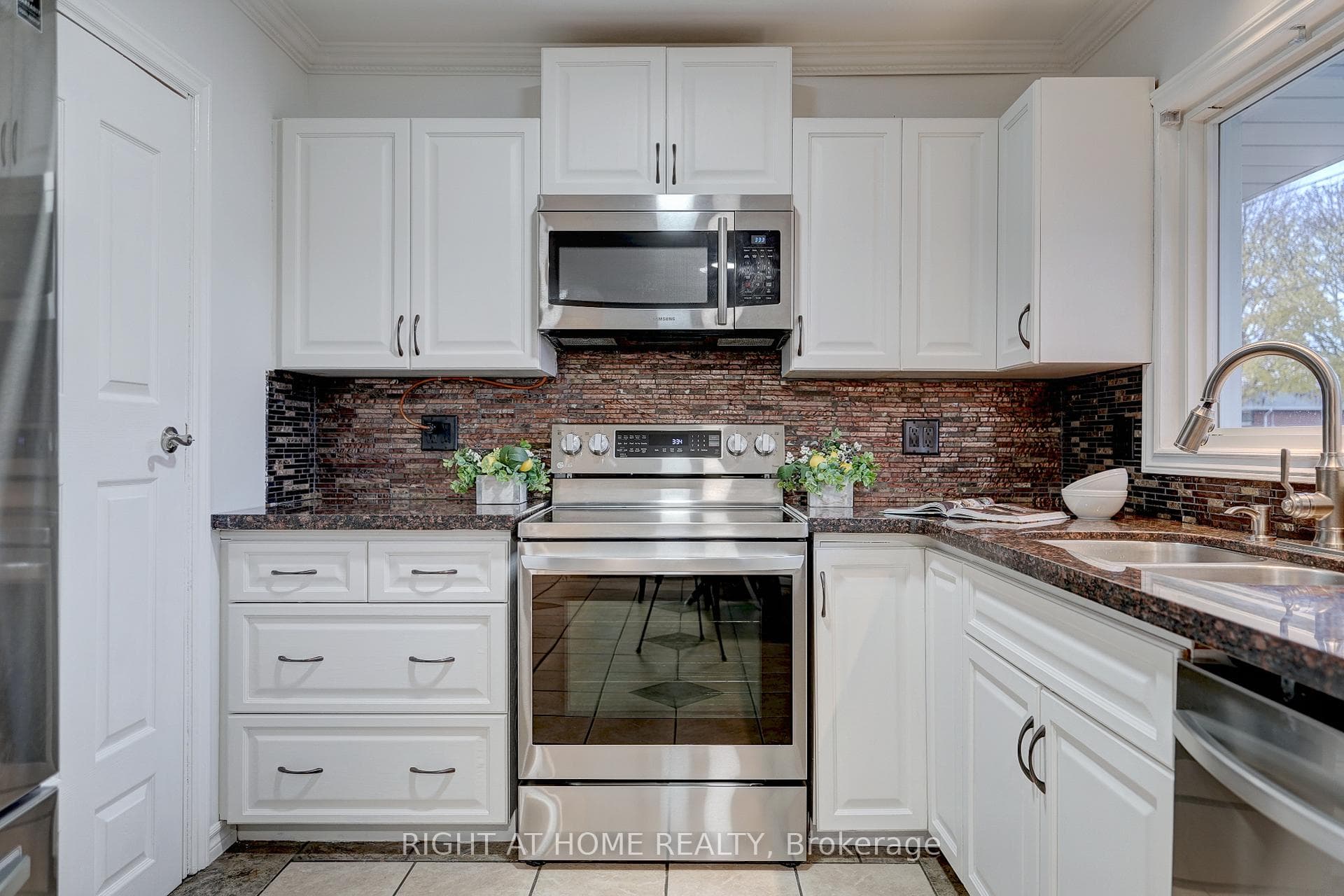 146 Eastmount Street photo 12