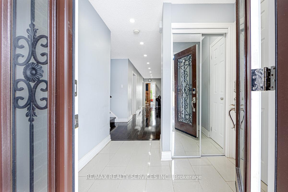 161 Hupfield Trail photo 3