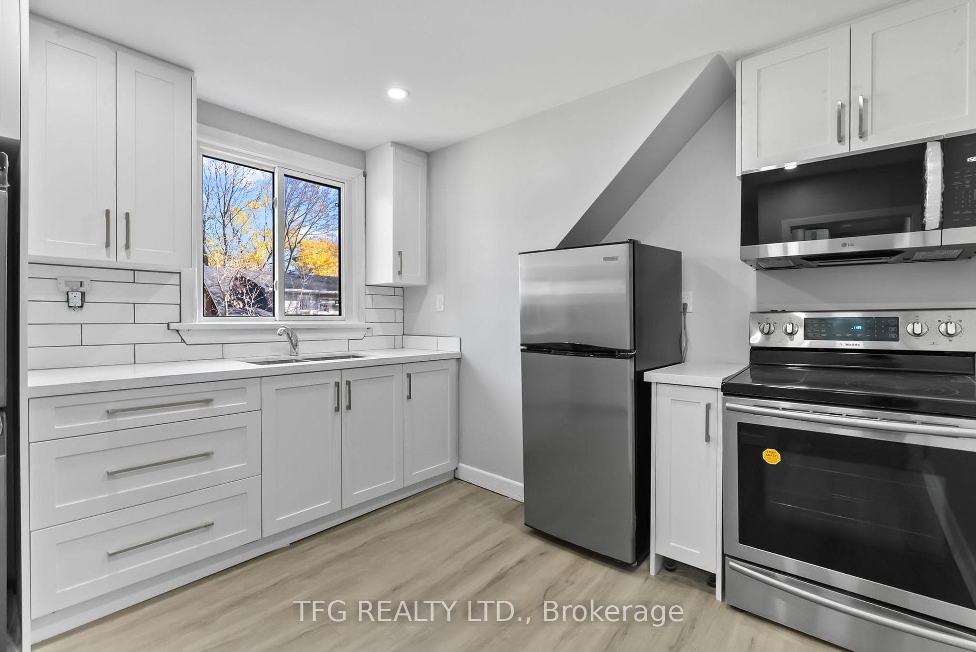 73 Central Pk Boulevard Unit Upper photo 2
