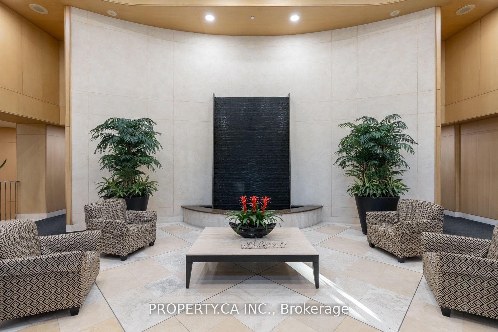 123 Eglinton Avenue Unit 813 photo 3