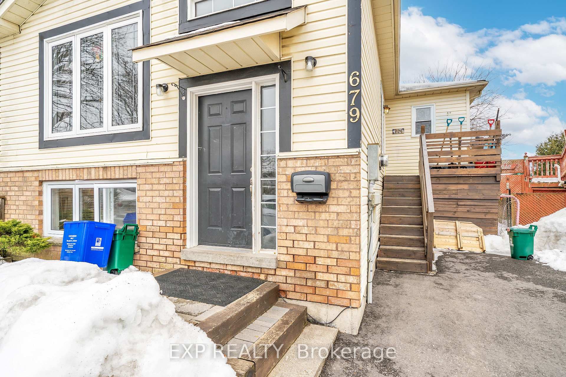 679 Frobisher Court photo 3
