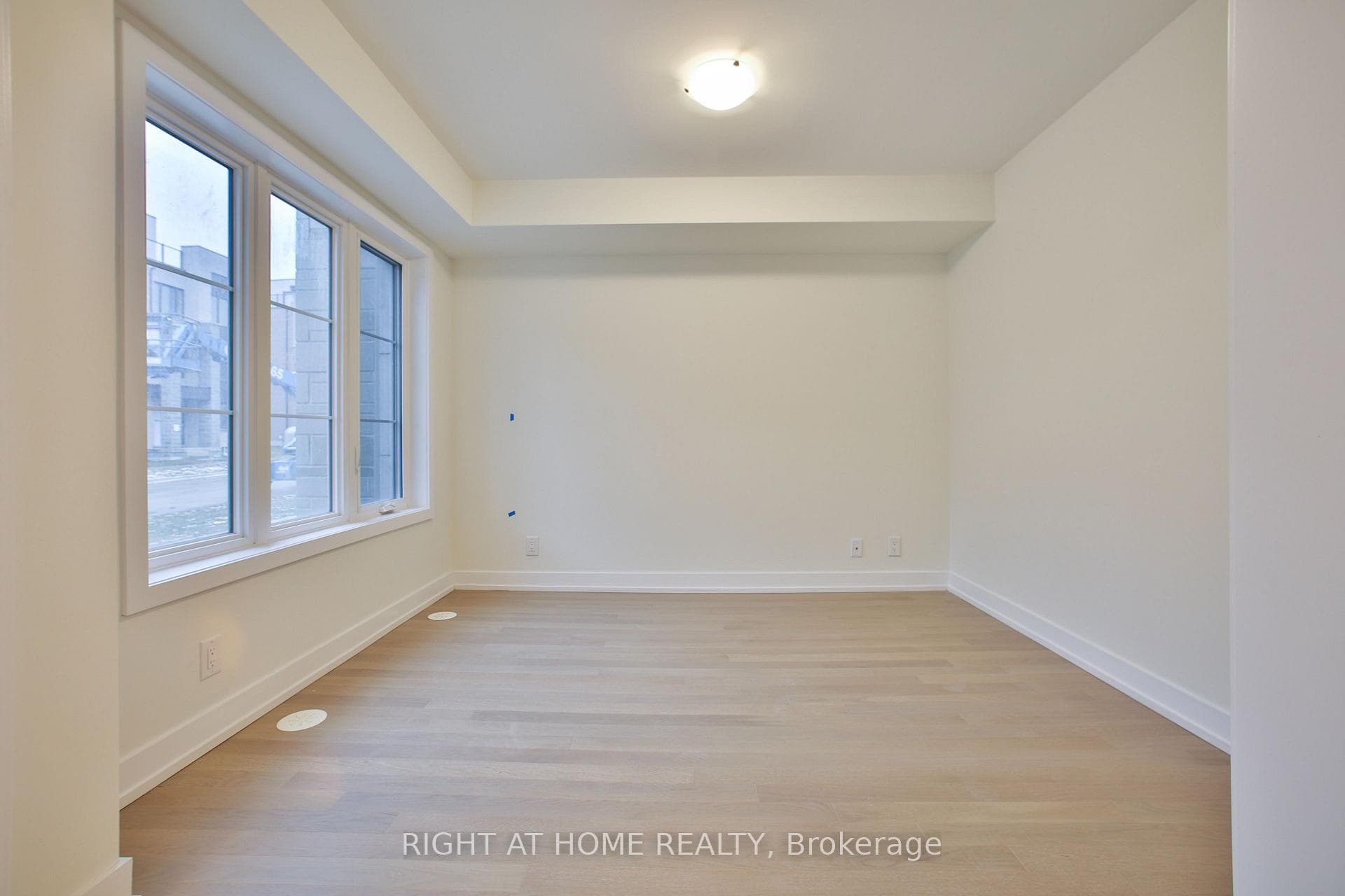 11 Guardhouse Crescent photo 4