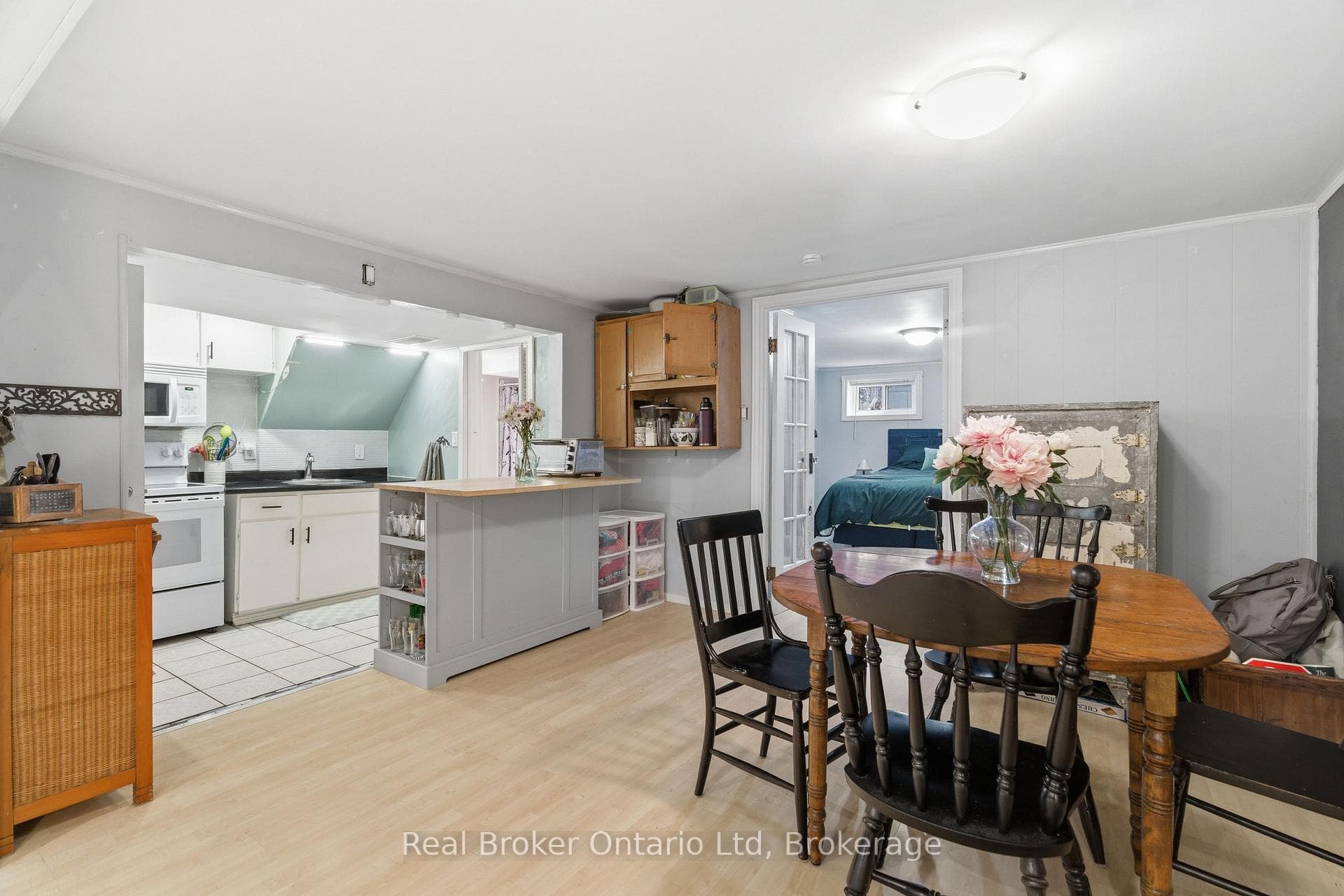 6 Eleanor Court photo 32