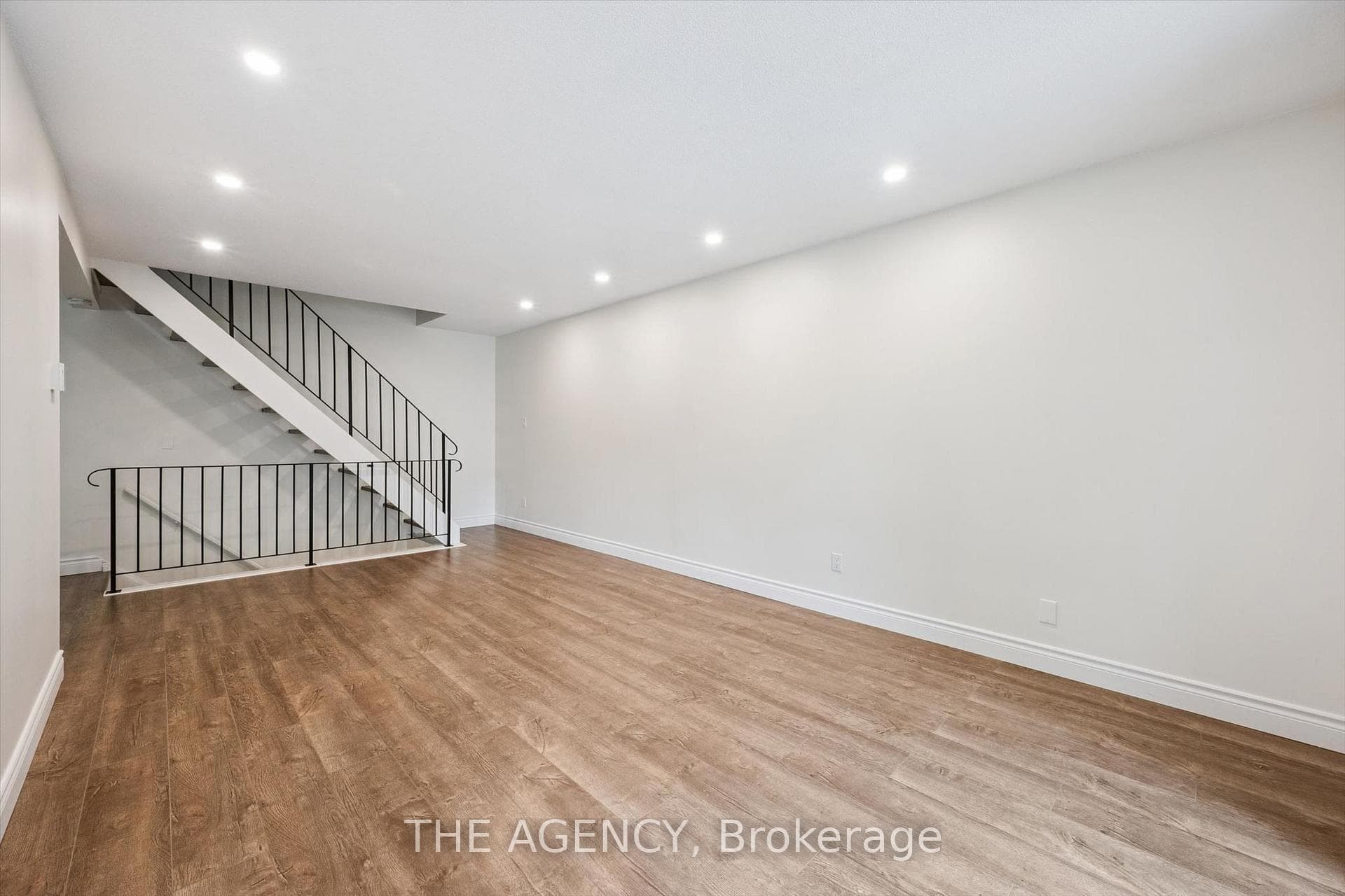 410 SCOTTSDALE Drive photo 4