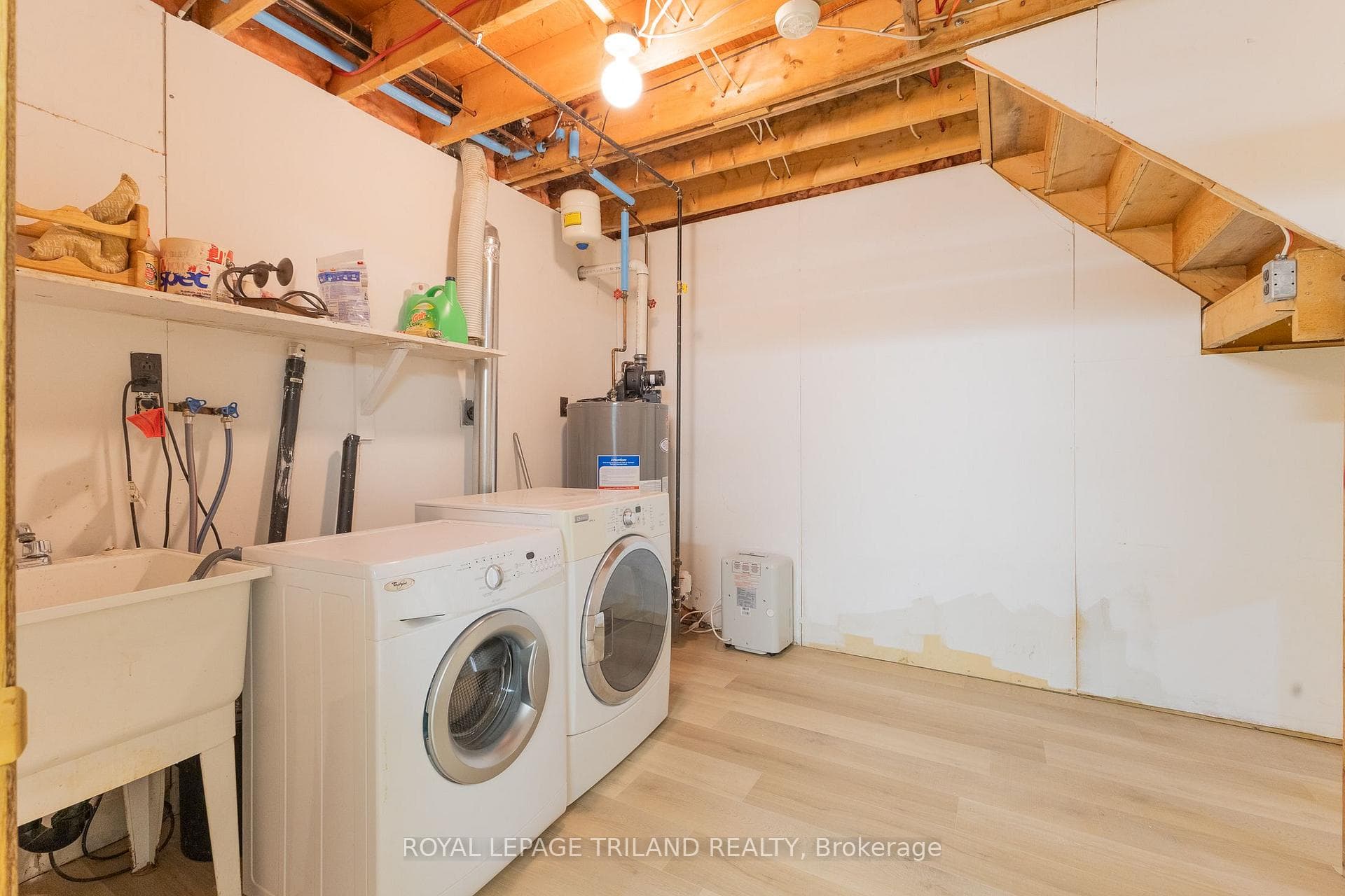 Fully equipped laundry room w/ sink