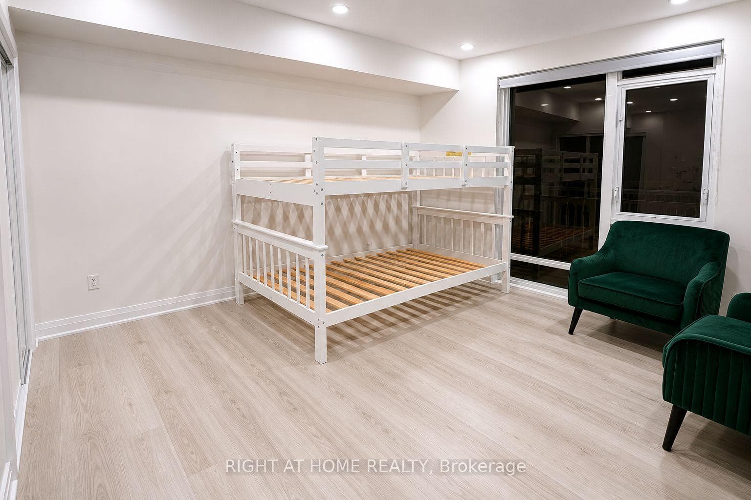 2520 Eglinton Avenue Unit 1011 photo 8