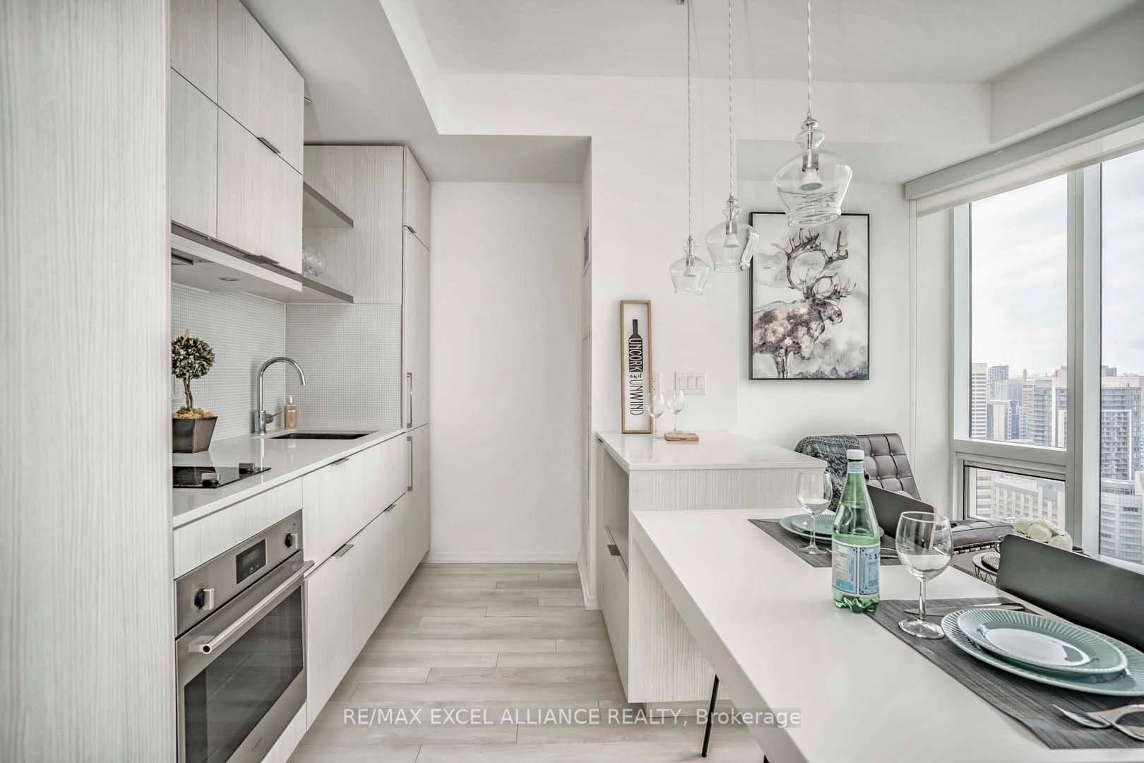 197 Yonge Street Unit 2813 photo 5