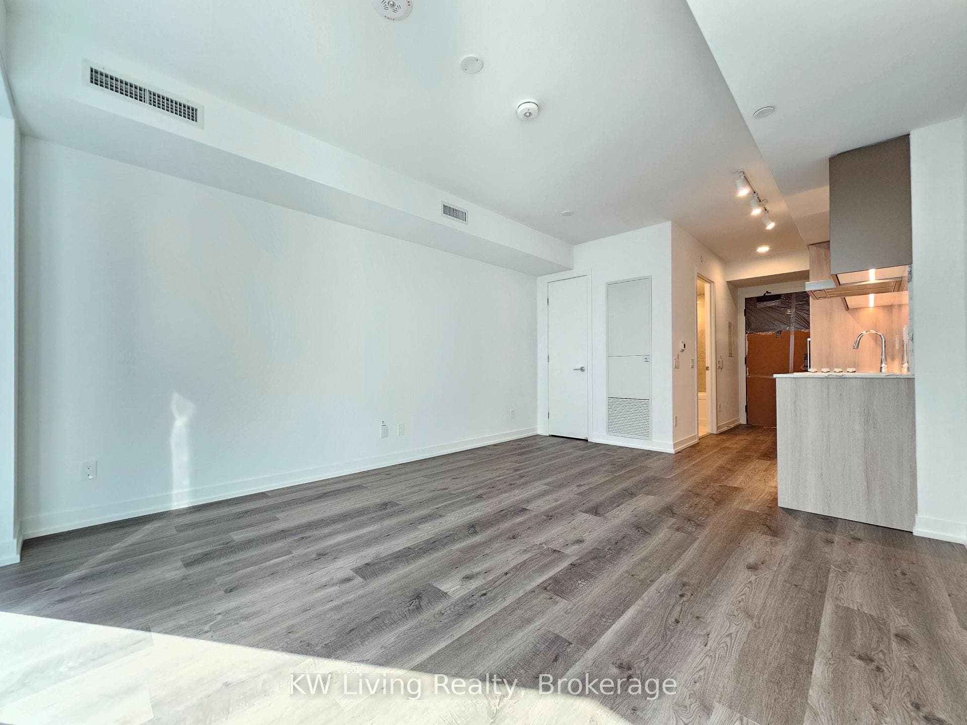 771 Yonge Street Unit 909 photo 4