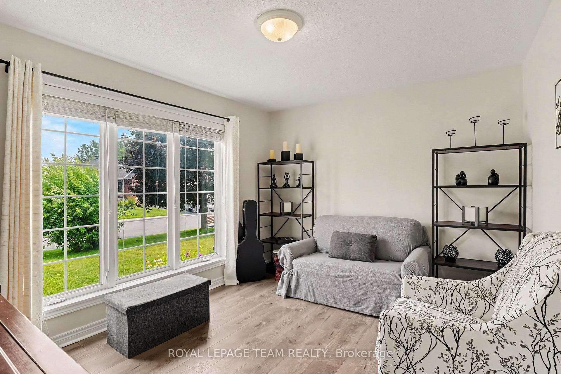 Bedroom/ Office/ Den