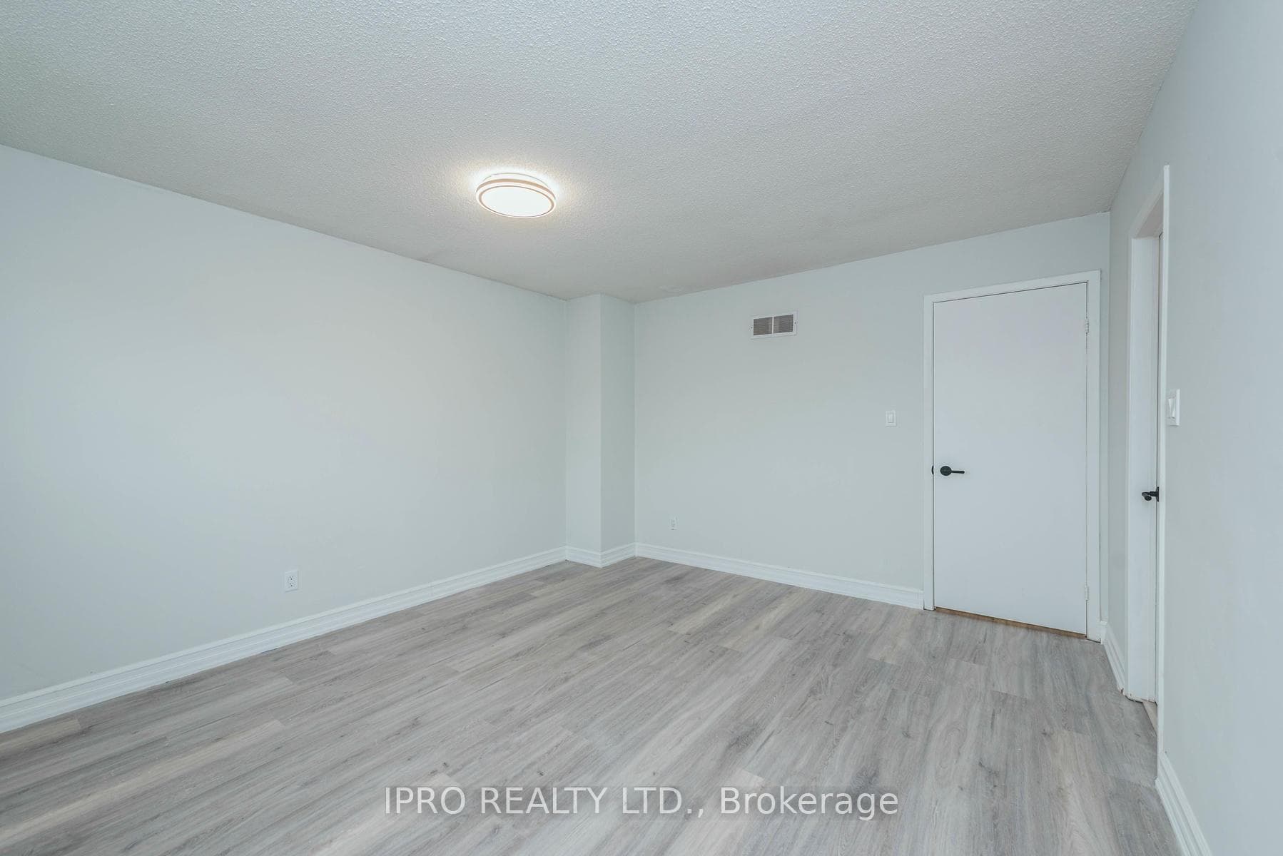 1666 McBrady Crescent photo 20