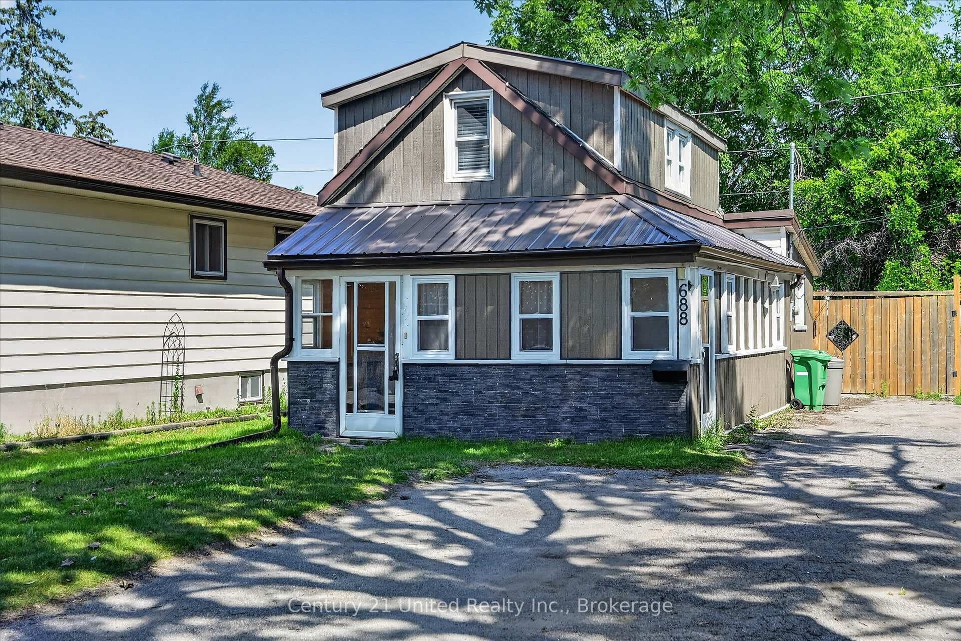 688 St Marys Street photo 2