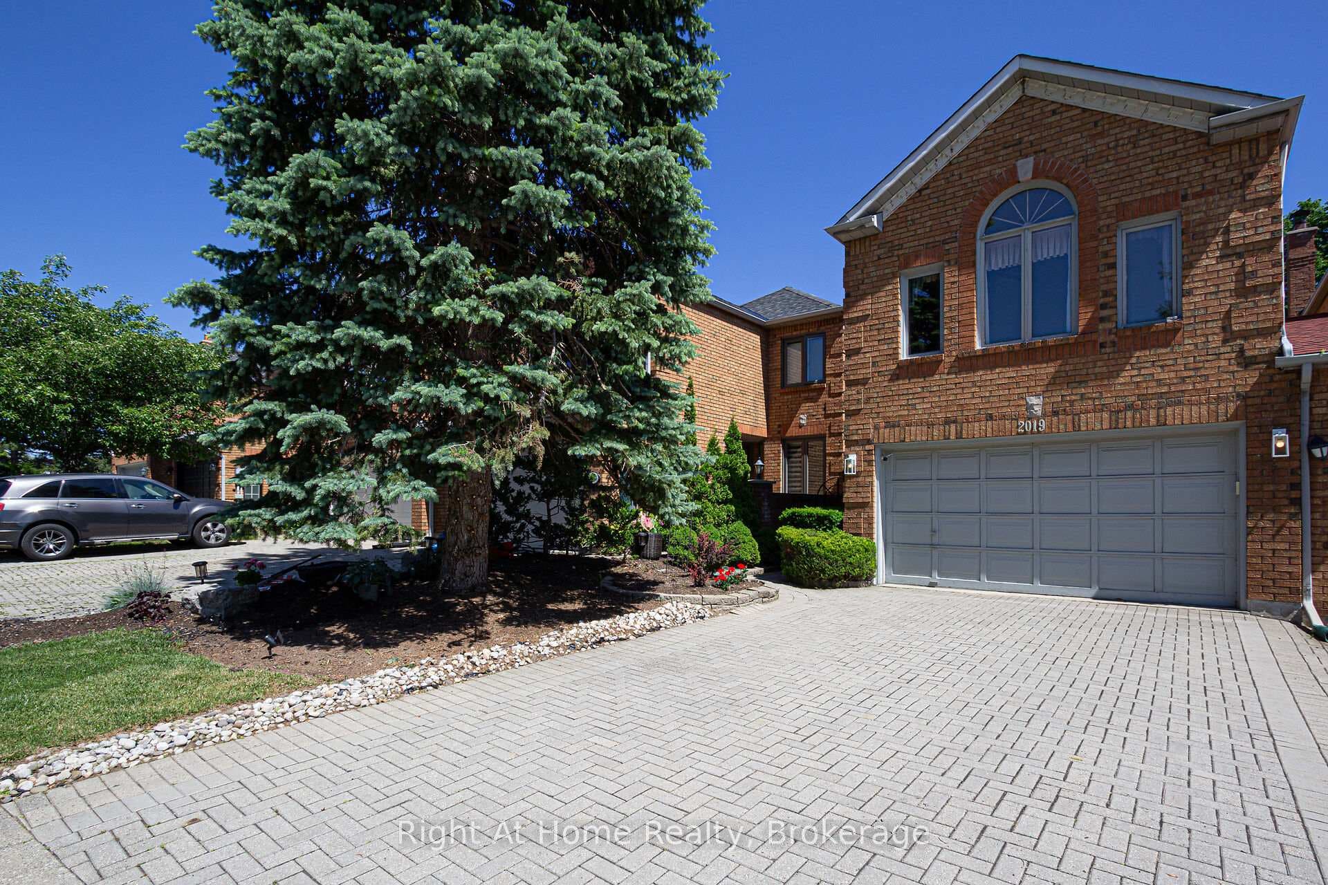2019 Brays Lane photo 1