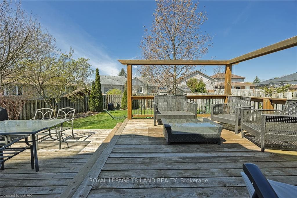 22 EDGEWELL Crescent photo 32