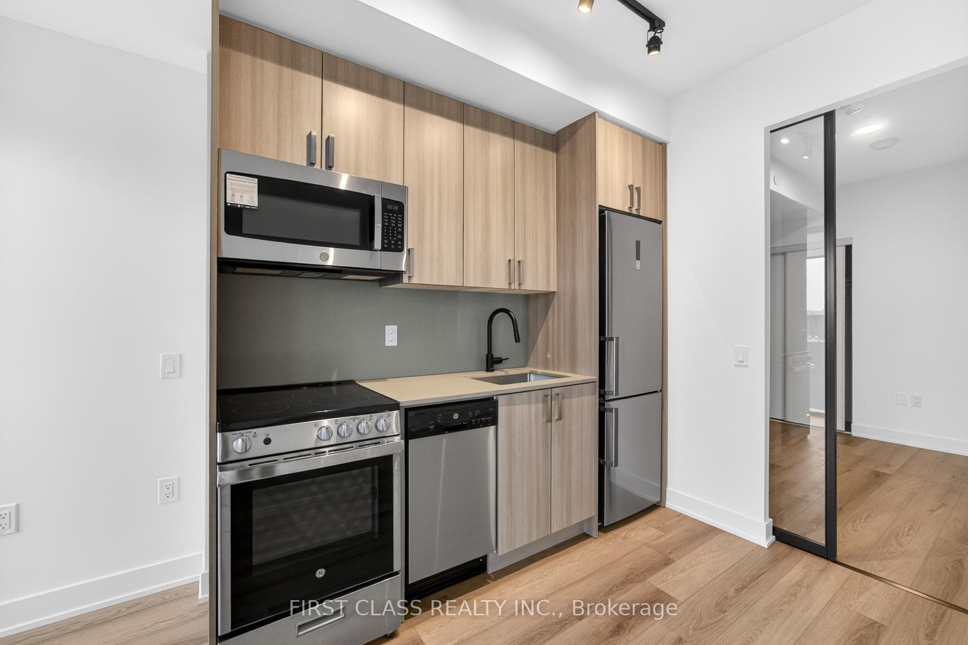 758 Dovercourt Road Unit 612 photo 13