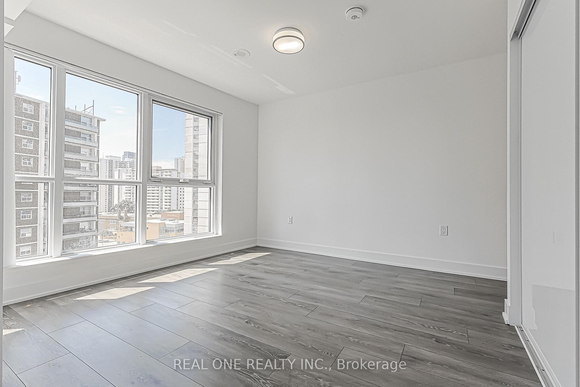 585 Bloor St East Street Unit 821 photo 23