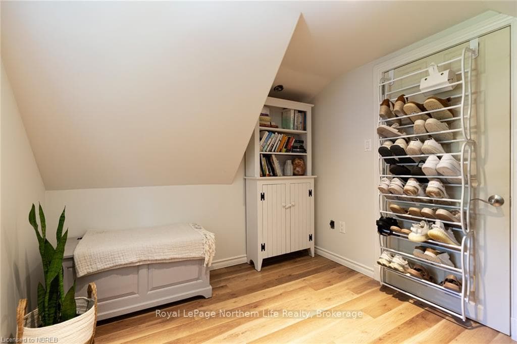 832 JOHN Street photo 31