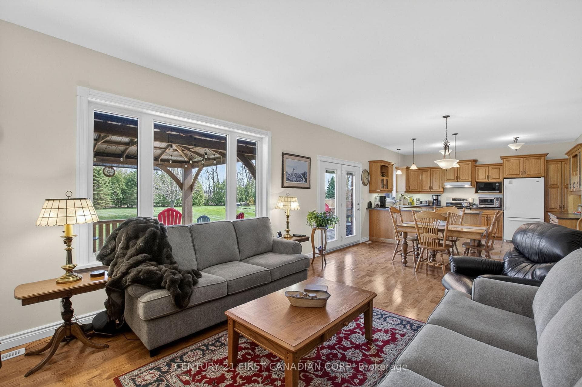 653 Peter Street photo 14