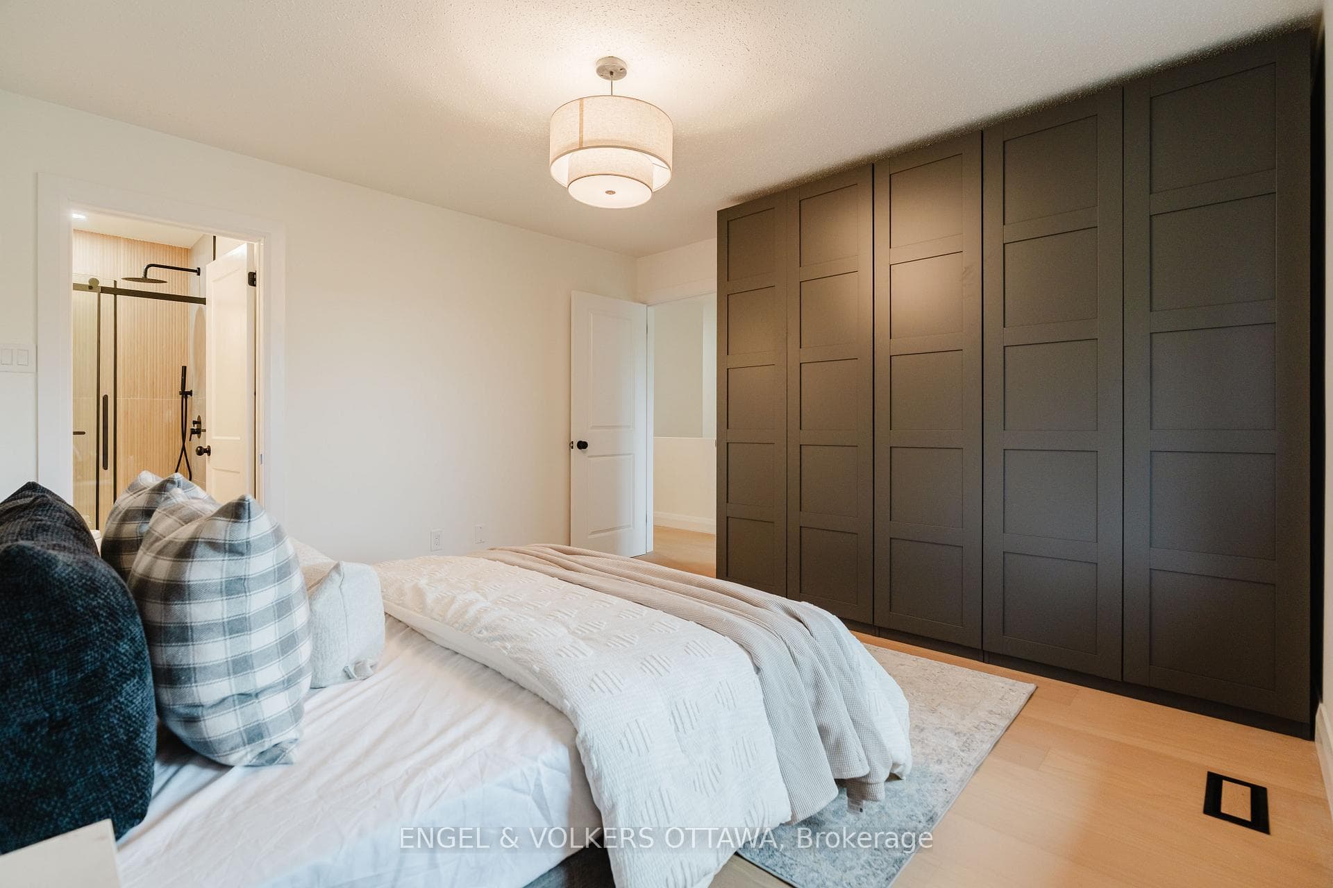 825 De Salaberry Street photo 32
