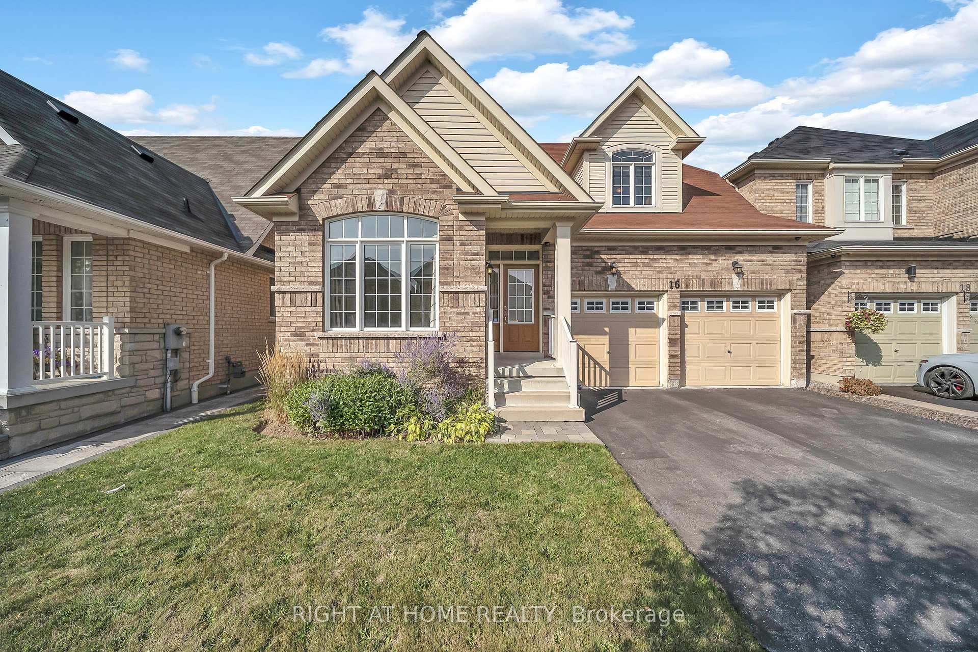 16 Sewell Crescent photo 2