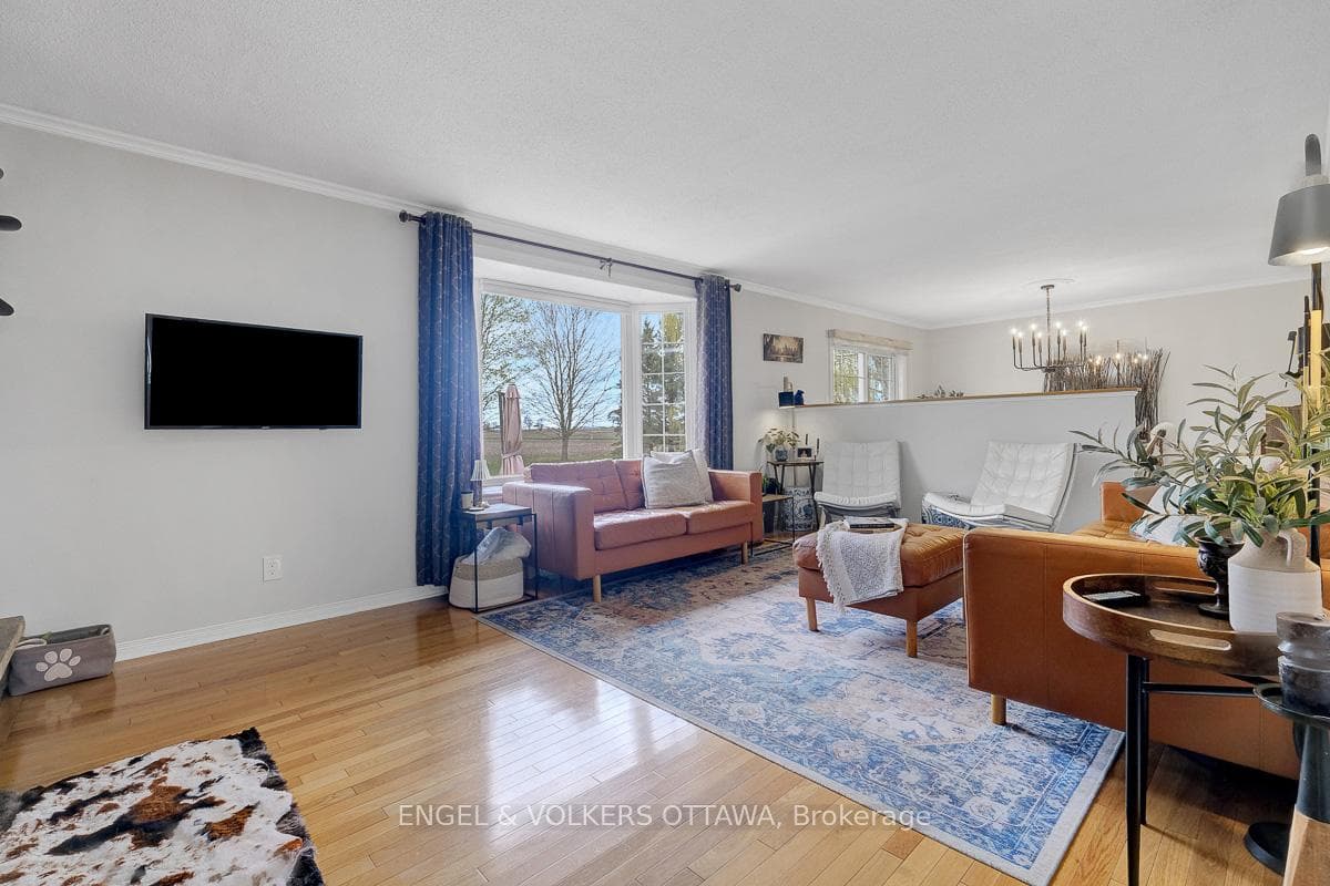 2963 Roger Stevens Drive photo 3