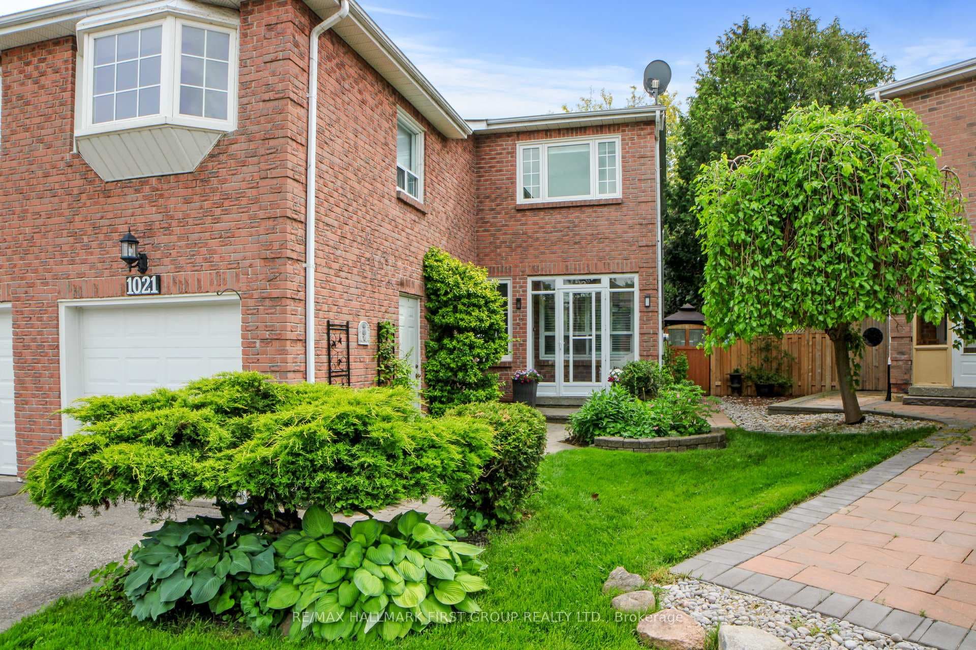 1021 Rowntree Crescent photo 2