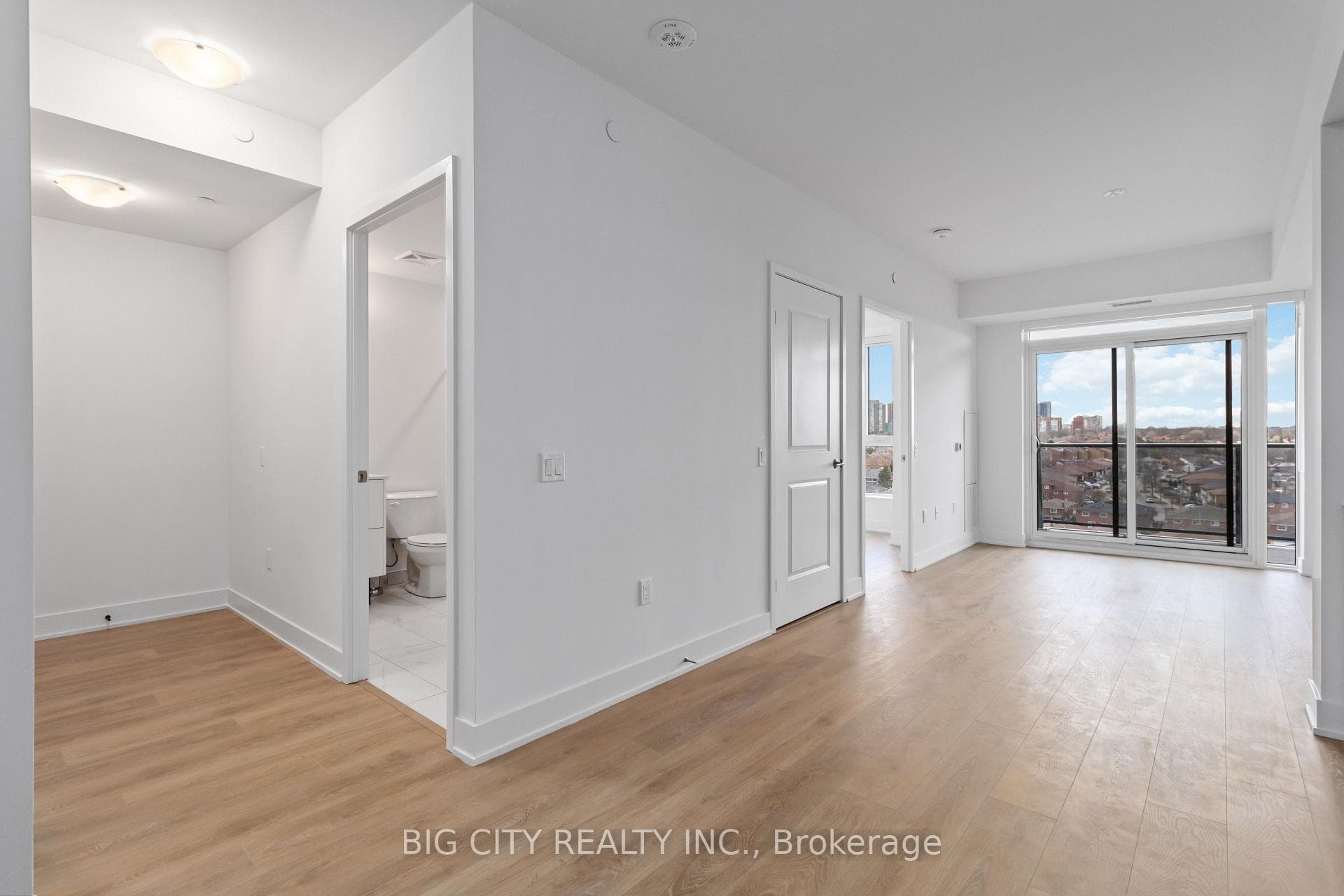 204 Burnhamthorpe Road Unit 905 photo 9