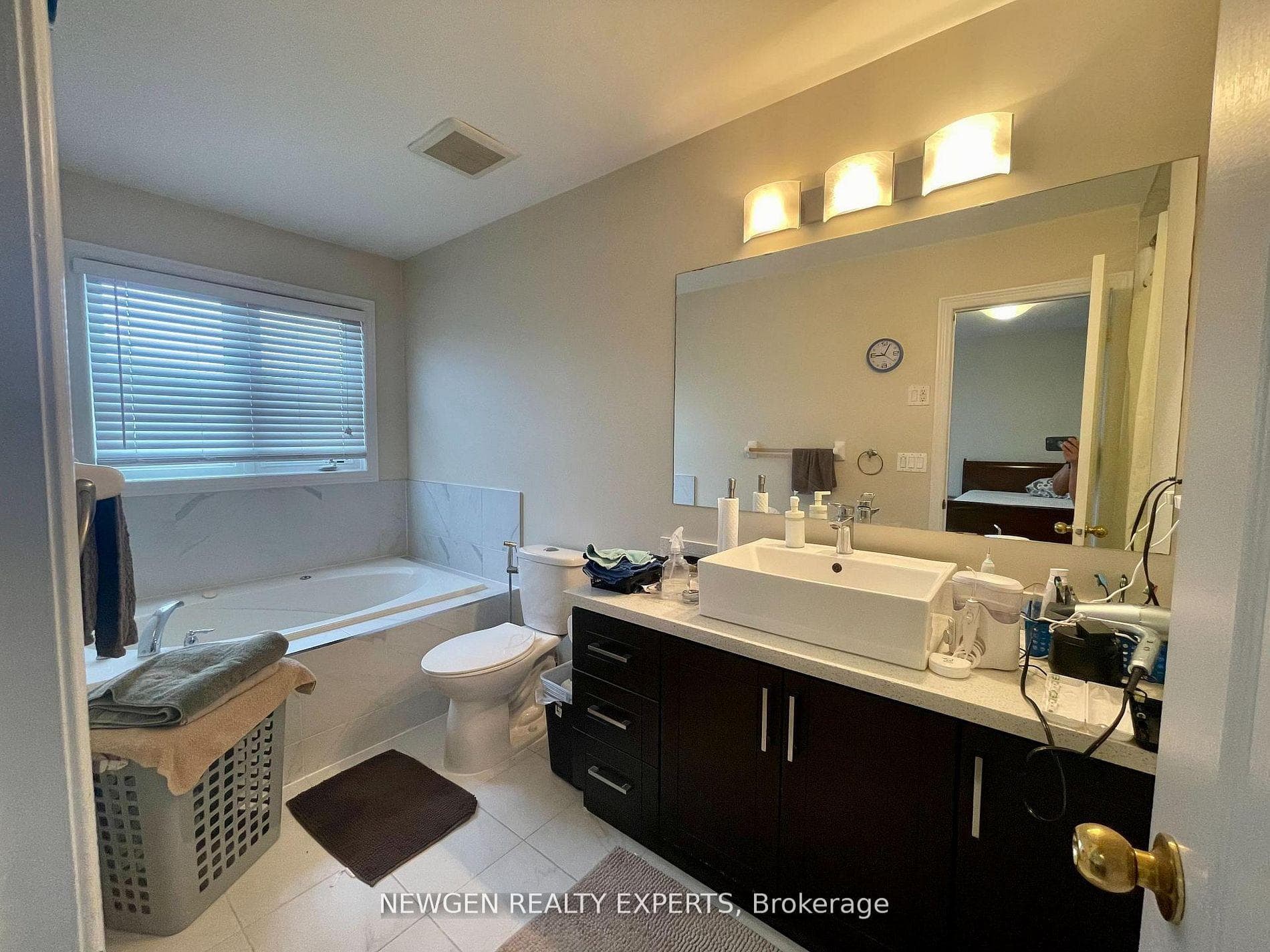 42 Crystalview Crescent Unit #Upper photo 8