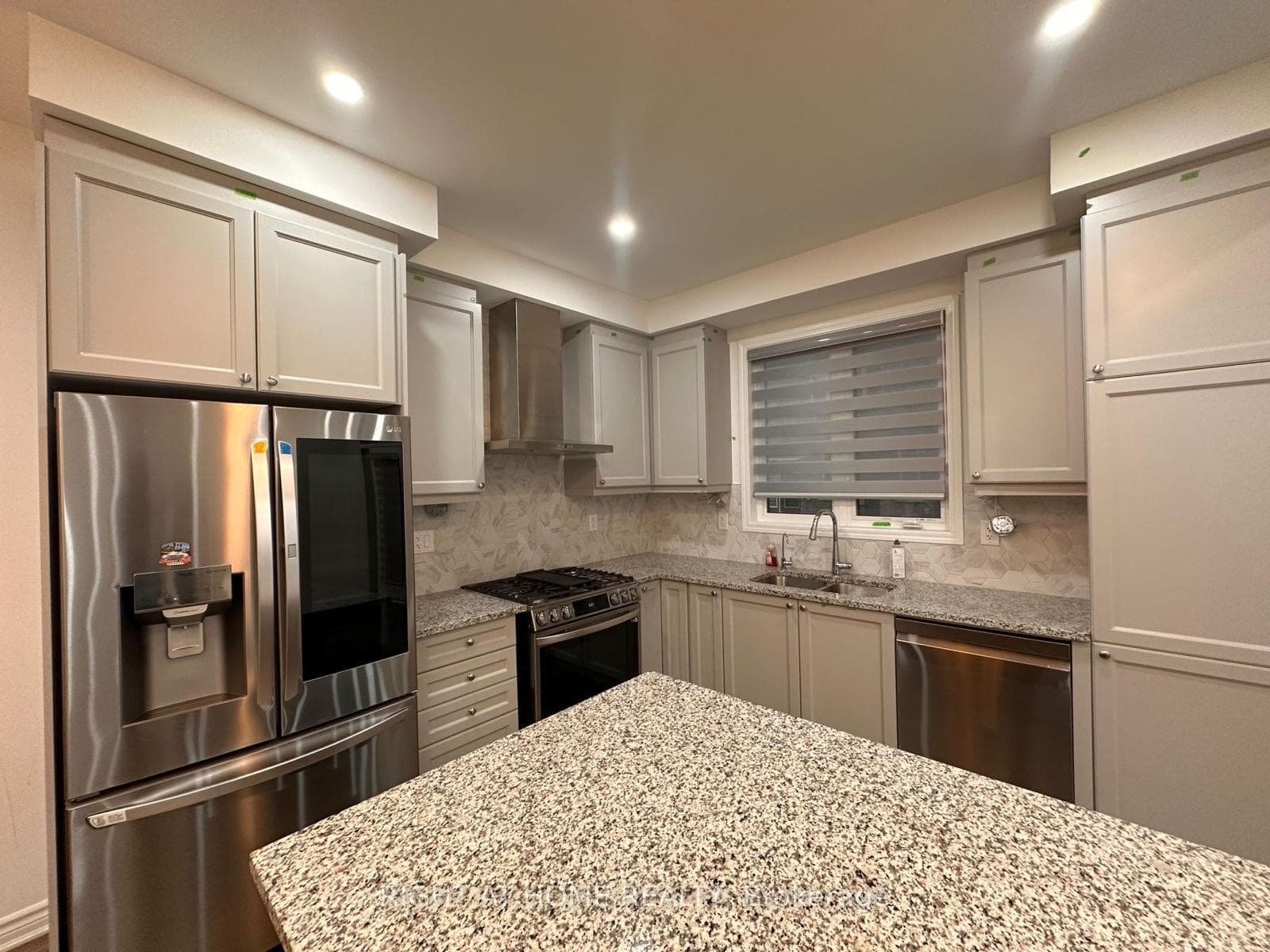 1568 Moira Crescent photo 4