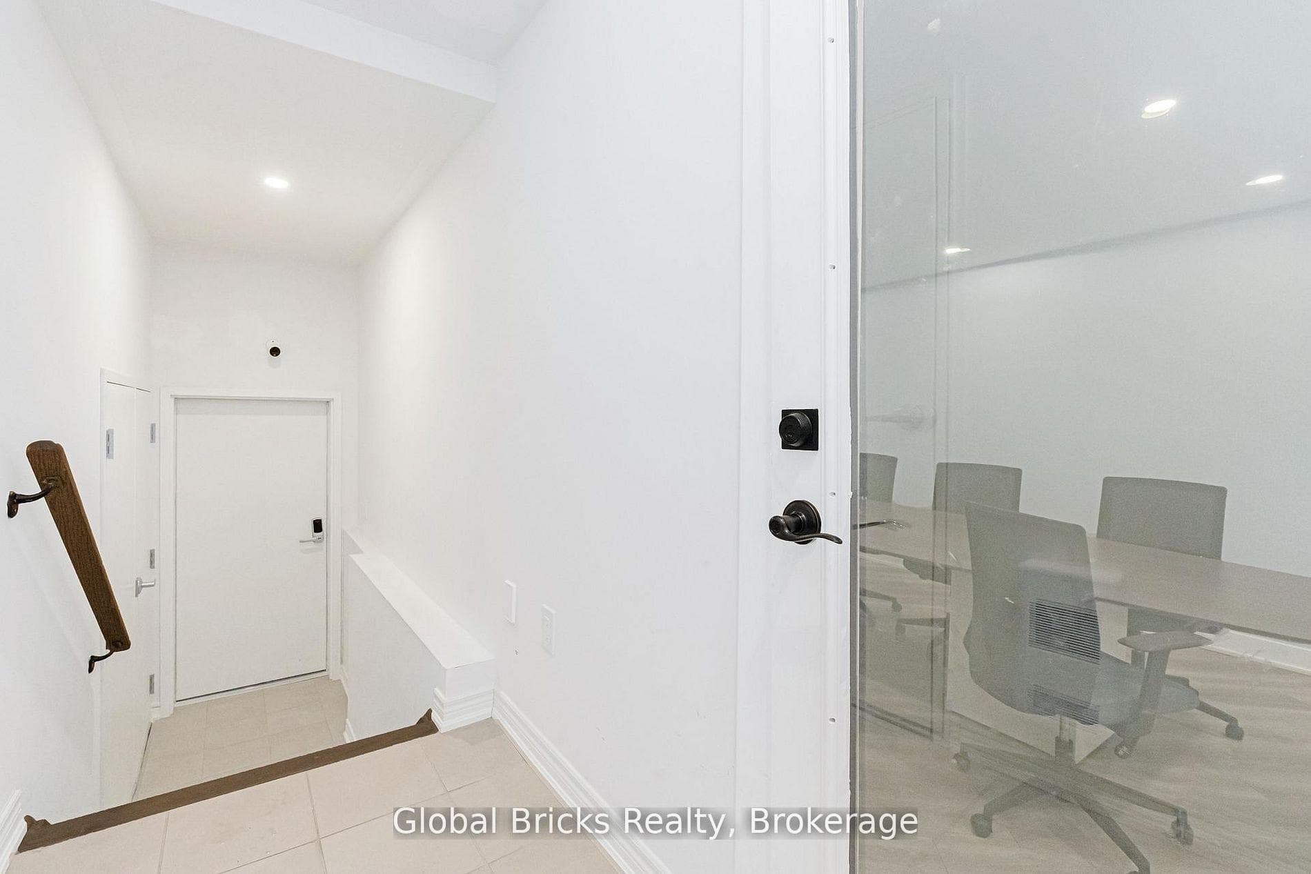 49 Burnhamthorpe Road photo 10