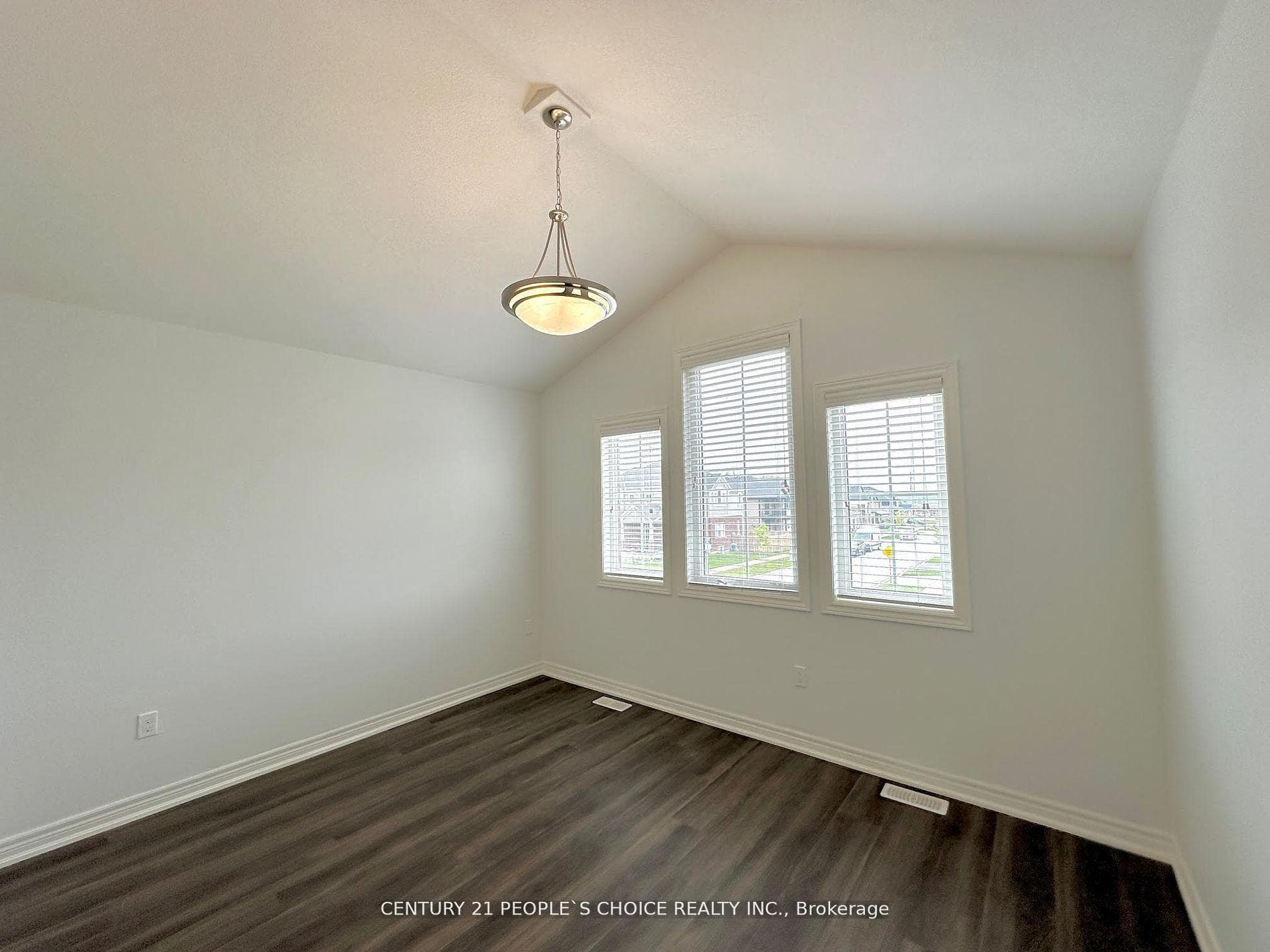 34 Swan Avenue photo 18