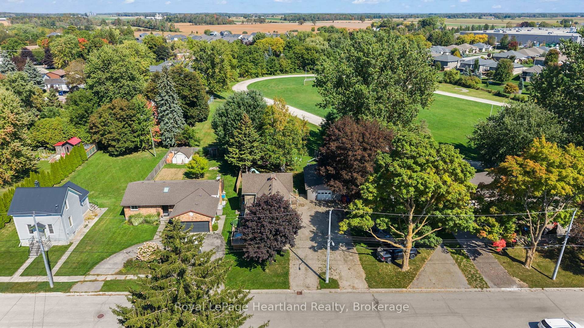 555 RAGLAN Street photo 42