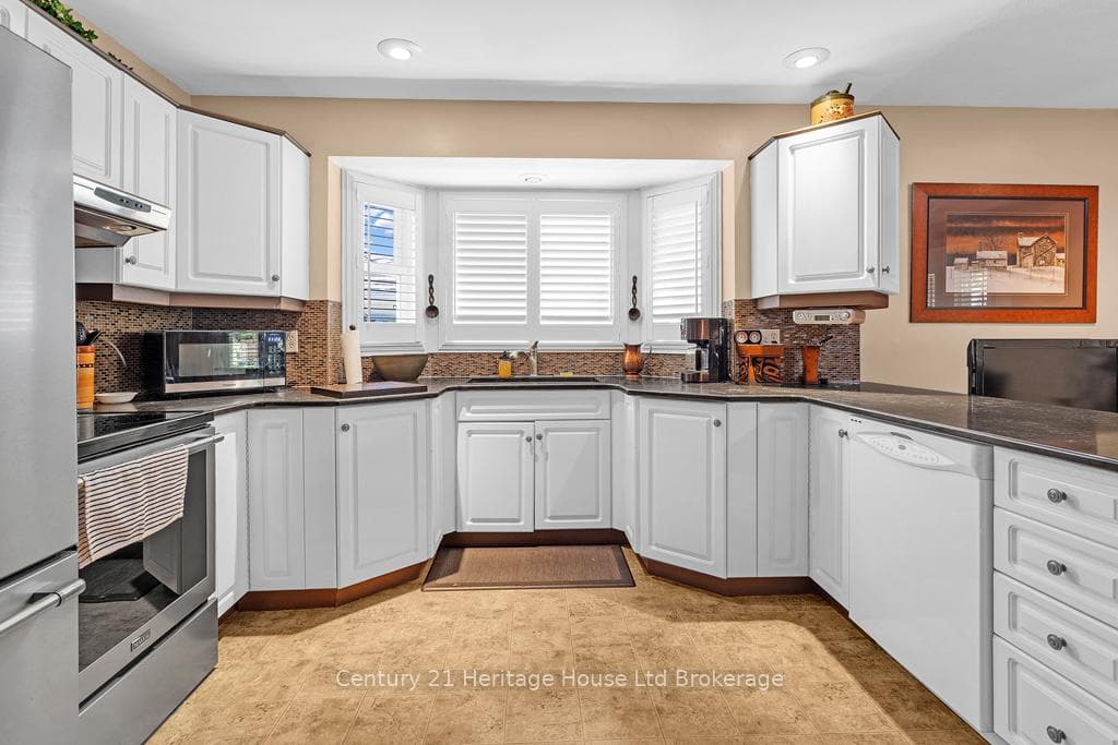 Eat-in kitchen