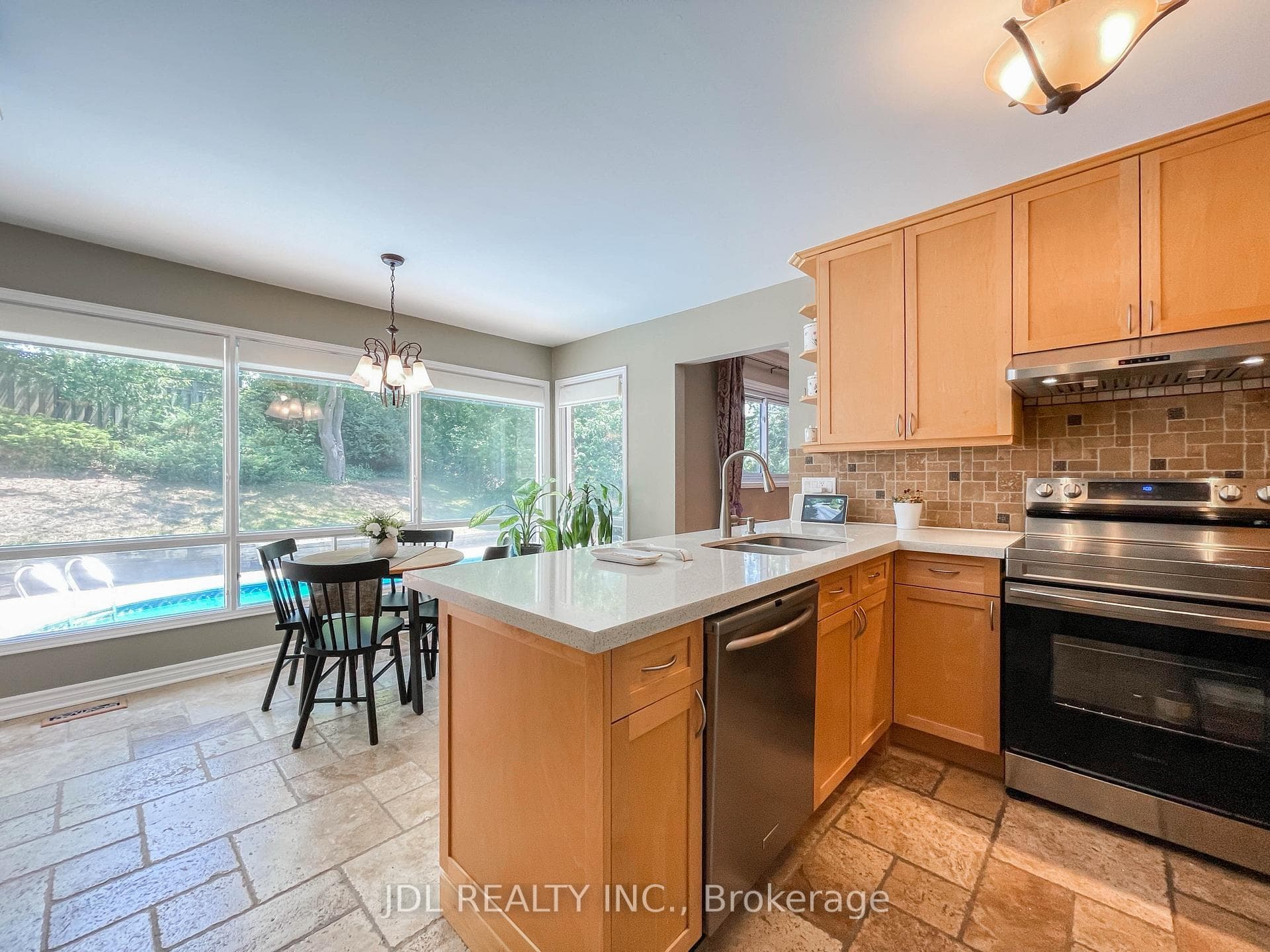 126 Weir Crescent photo 13