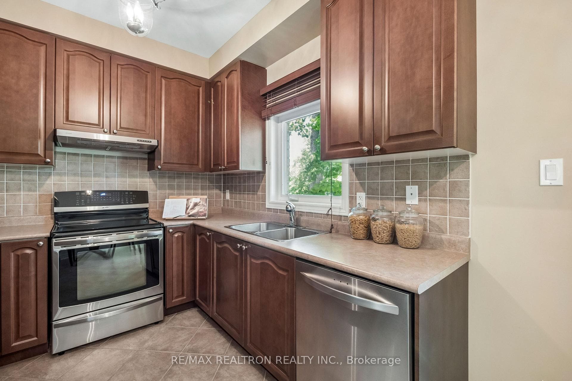 272 Tom Taylor Crescent photo 10