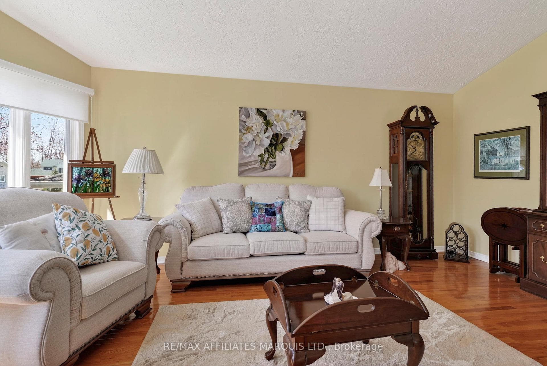 576 Jo-Anne Crescent photo 9