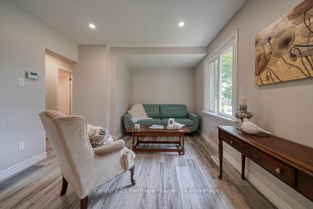 1003 B Nesbitt Crescent photo 7