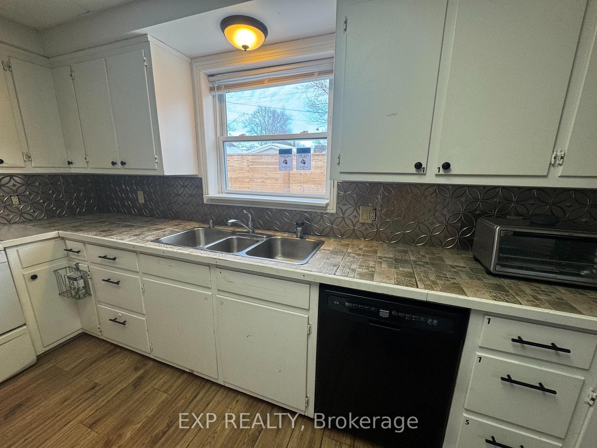 612 Romaine Street photo 7