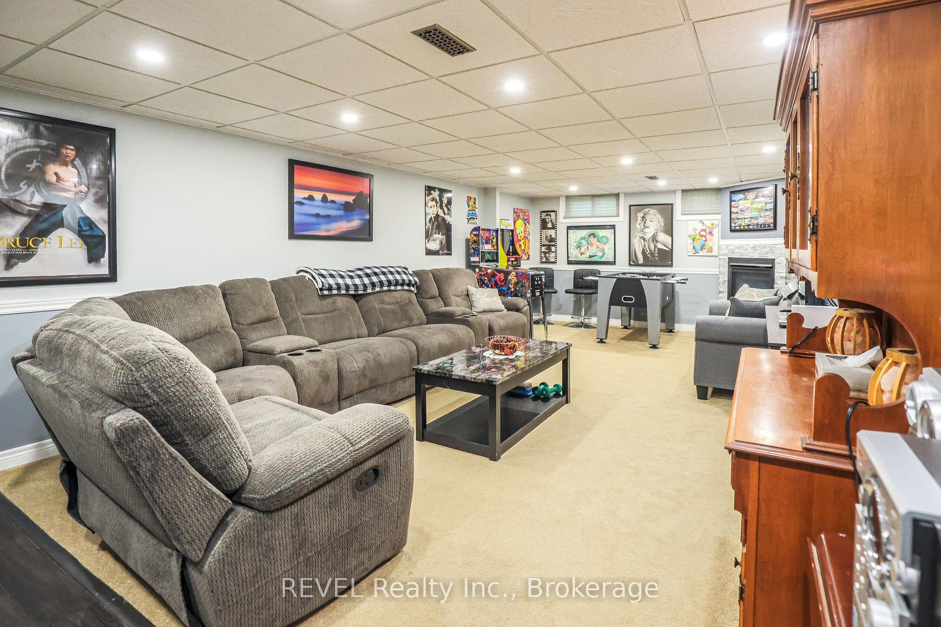 Large recroom (basement)