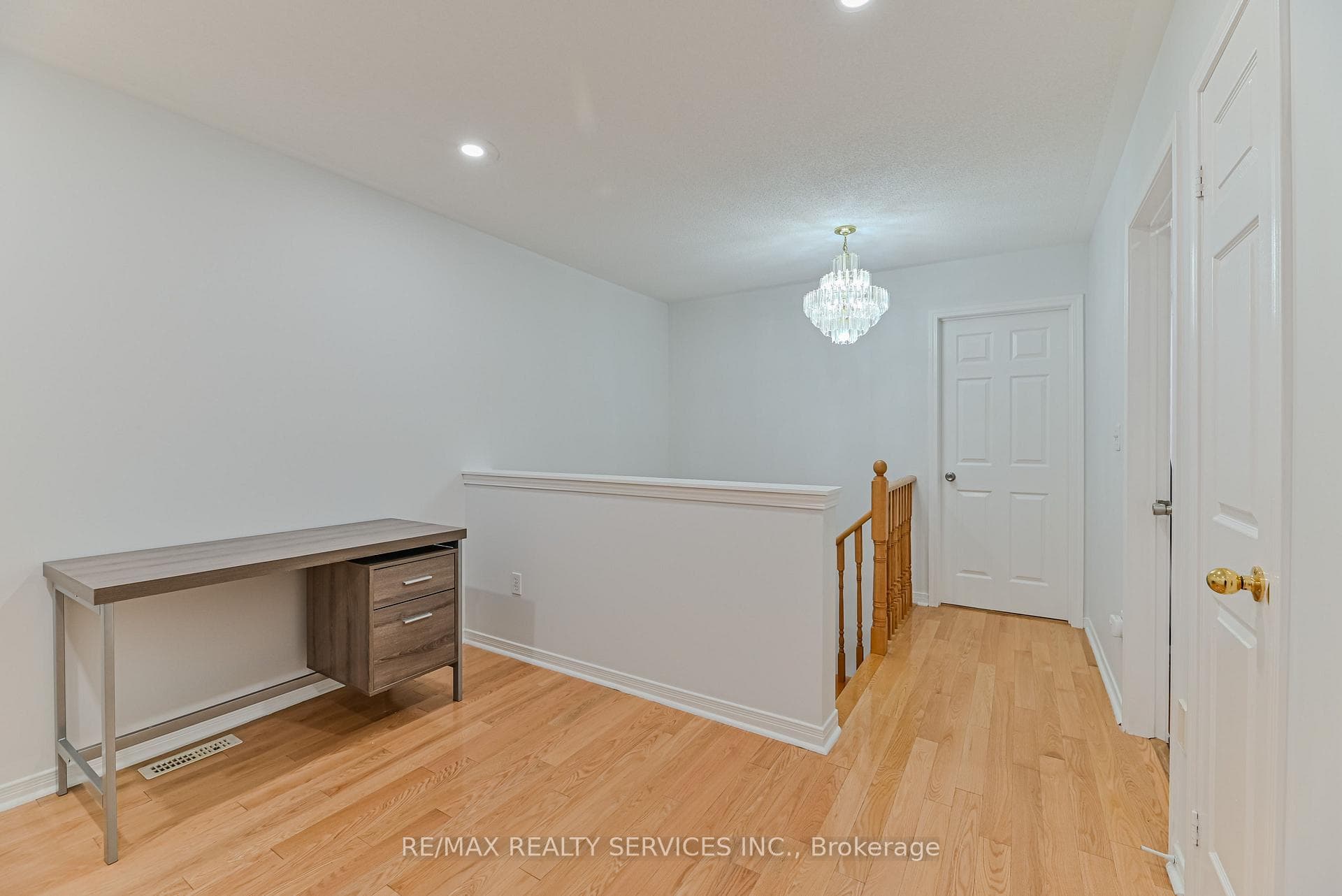 175 Toba Crescent photo 18