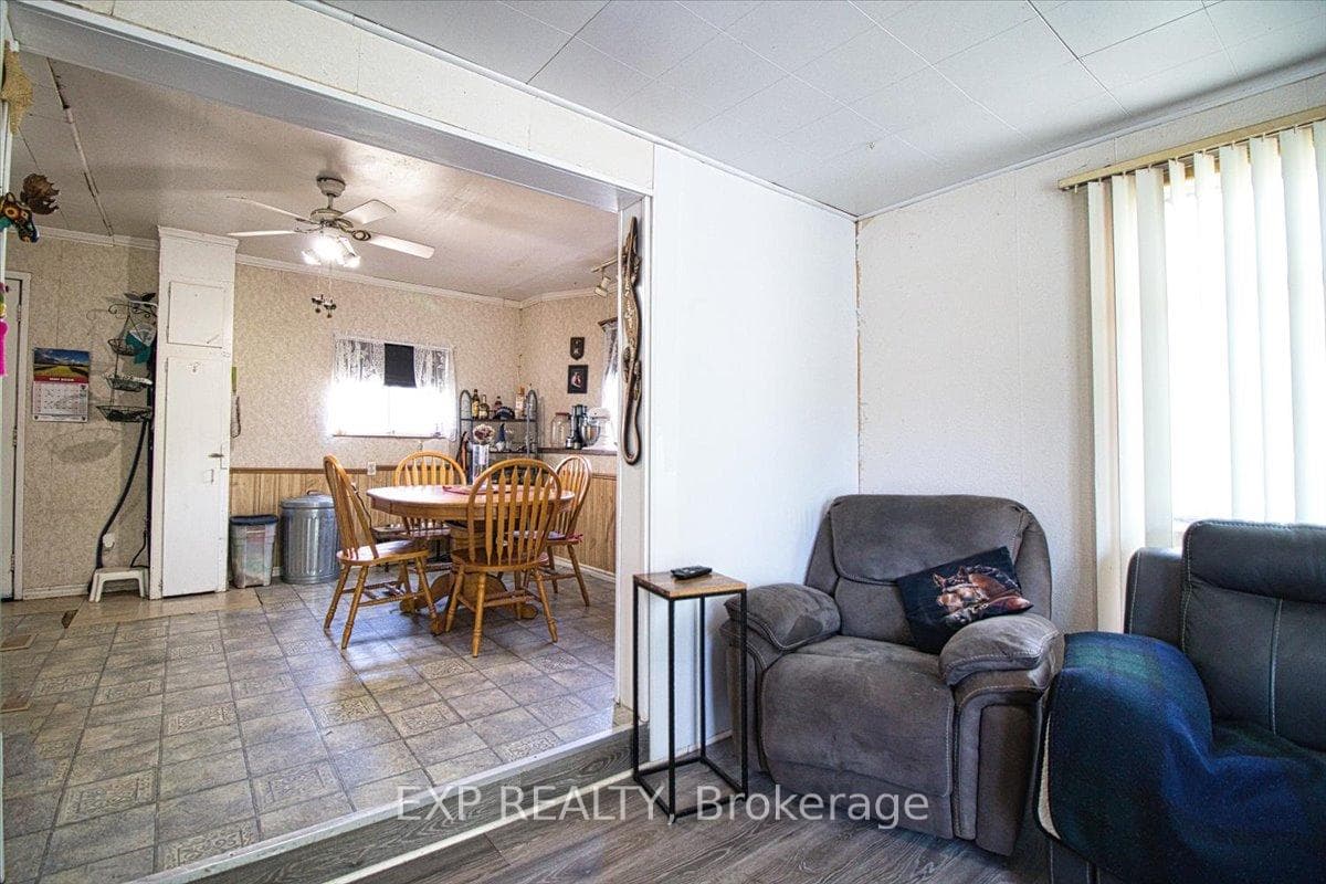 252 Queen Street photo 11