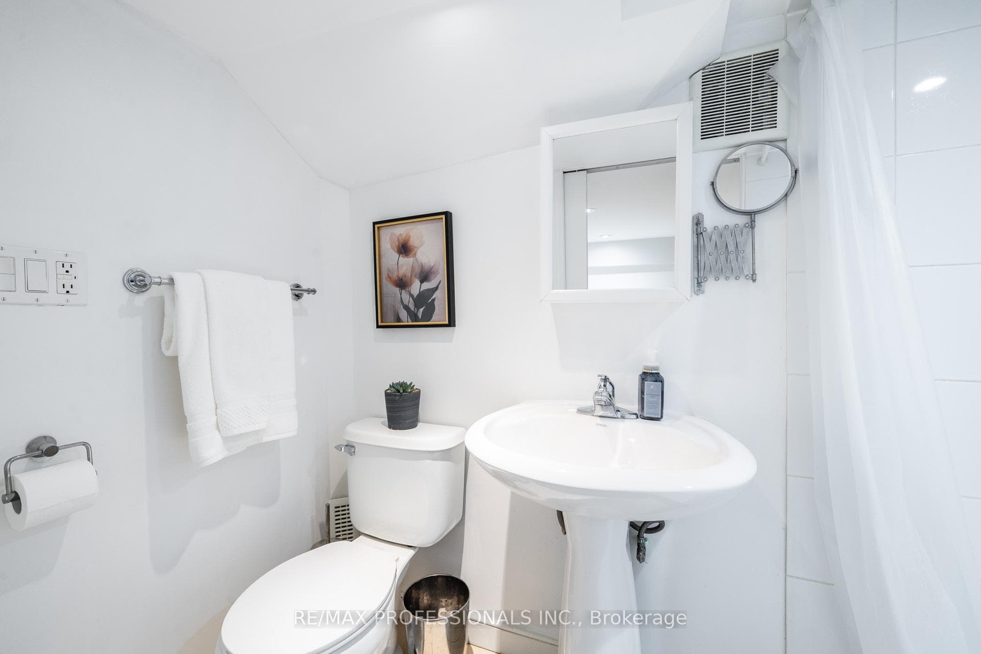 4625 Dundas Street photo 31